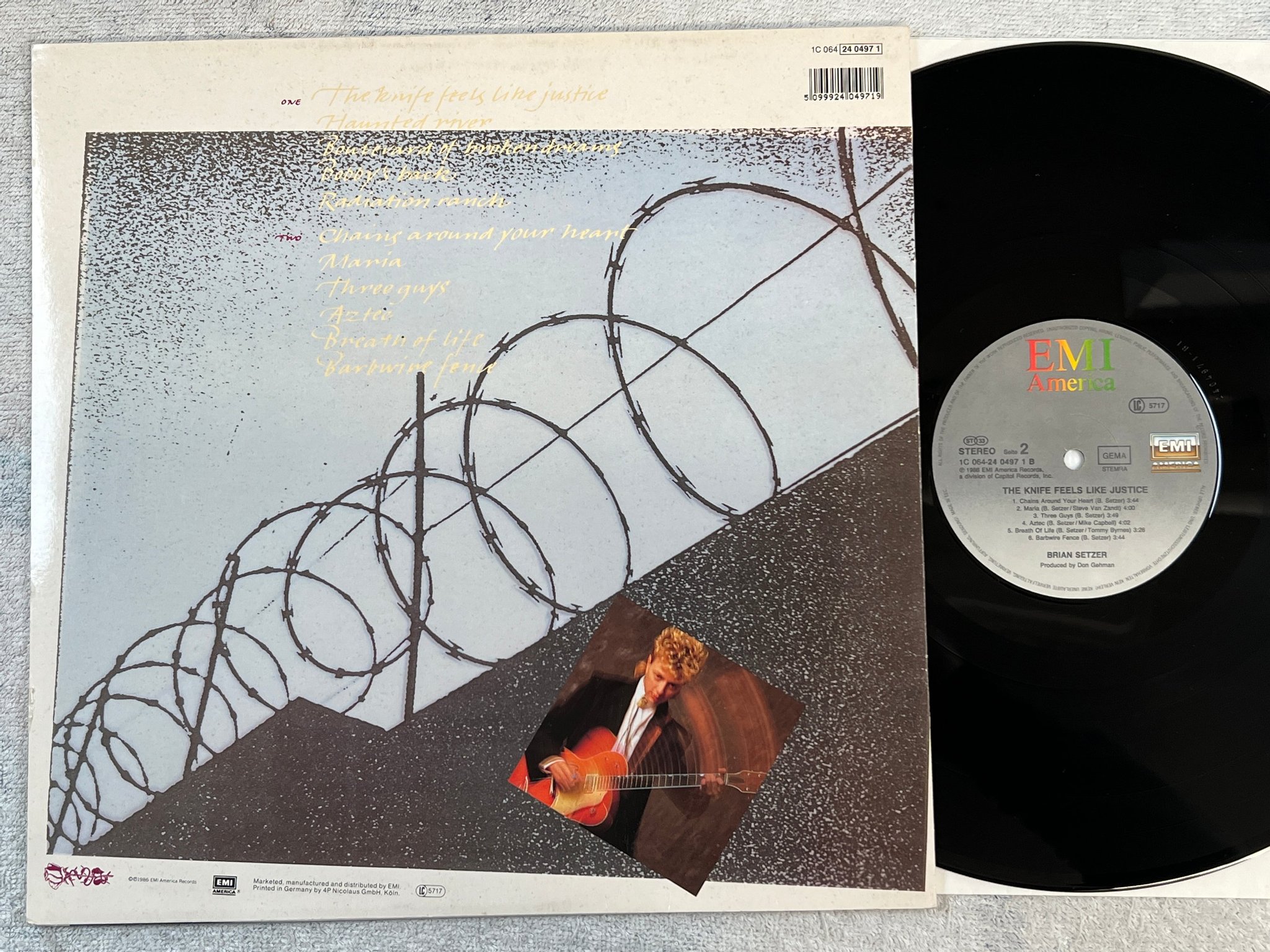 Omslagsbild för skivan BRIAN SETZER The Knife Feels Like Justice LP -86 EMI America 1C 064-24 0497 1