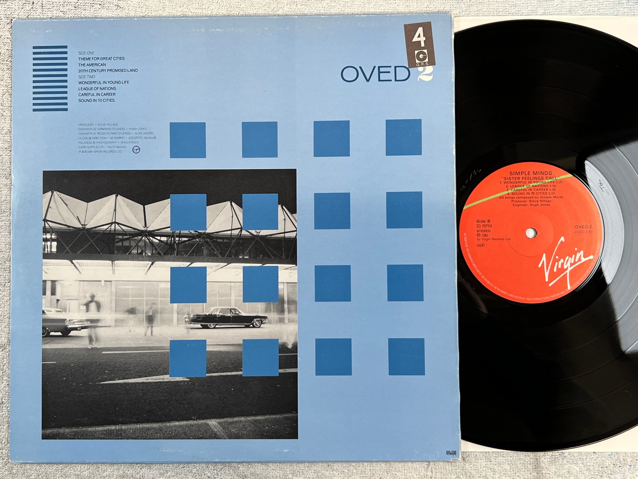 Omslagsbild för skivan SIMPLE MINDS sister feelings call LP -82 ncb VIRGIN OVED-2