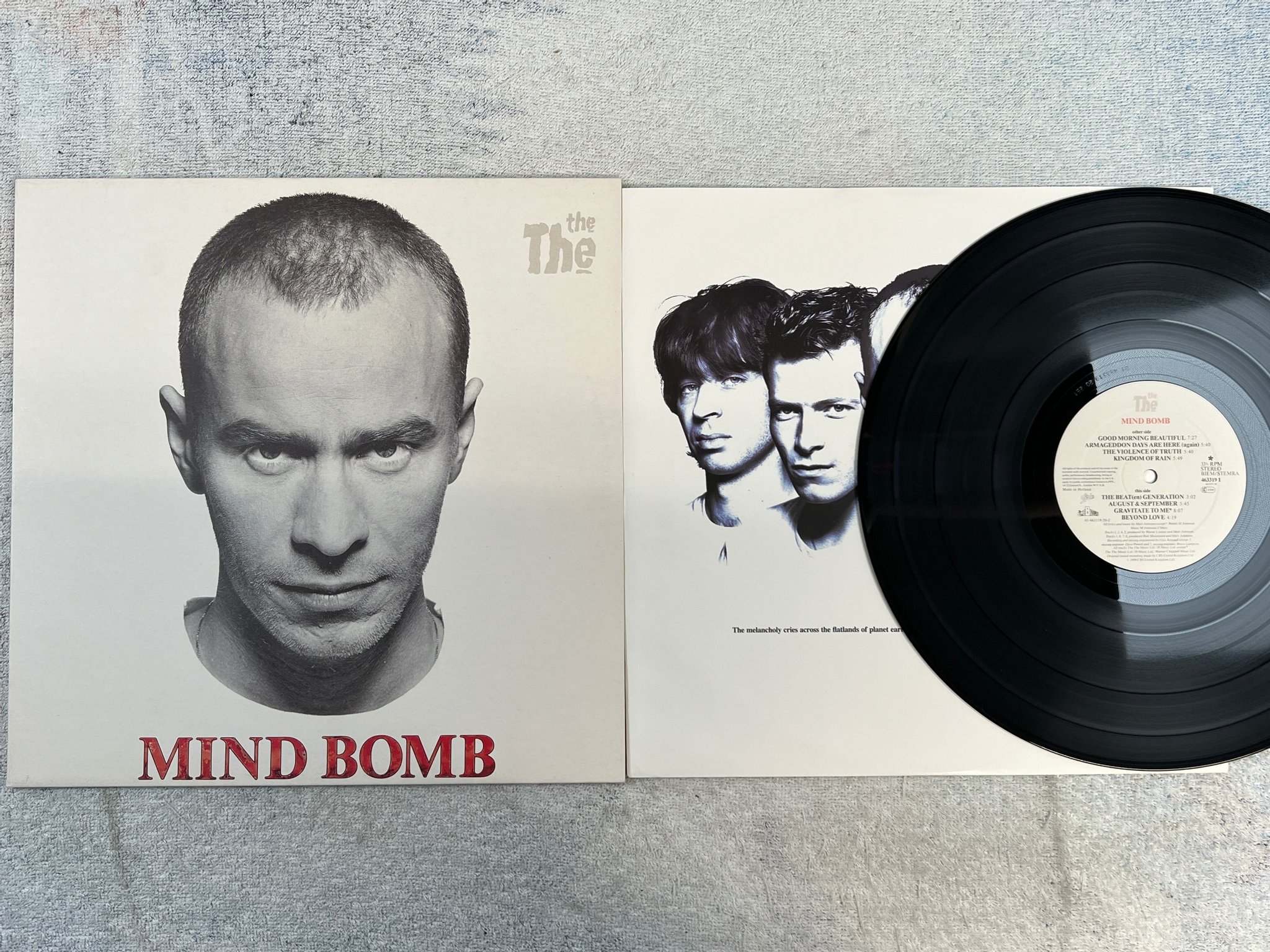 Omslagsbild för skivan THE THE Mind Bomb LP -89 Hol EPIC 463319 1