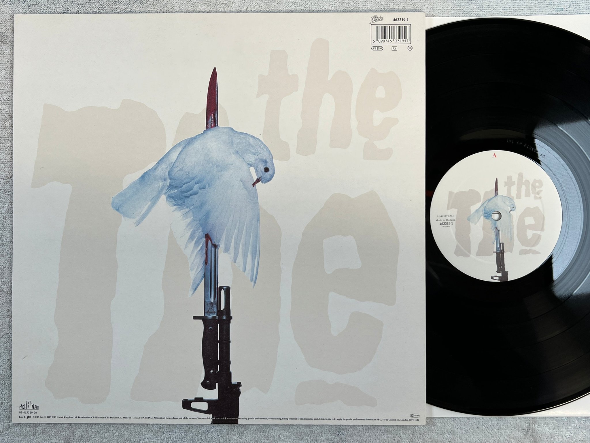 Omslagsbild för skivan THE THE Mind Bomb LP -89 Hol EPIC 463319 1