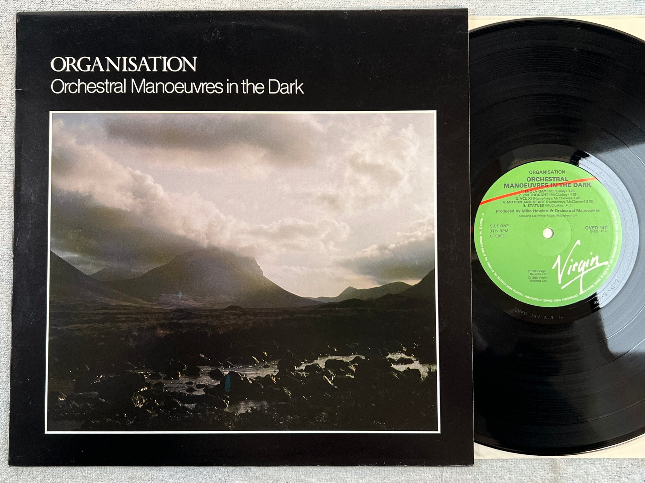 Omslagsbild för skivan ORCHESTRAL MANOEUVRES IN THE DARK organisation LP -80 UK VIRGIN OVED 147