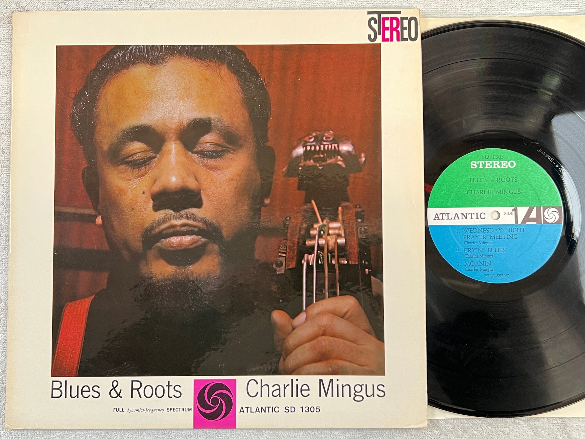 Omslagsbild för skivan CHARLIE MINGUS blues & roots LP -60/66 US ATLANTIC SD 1305