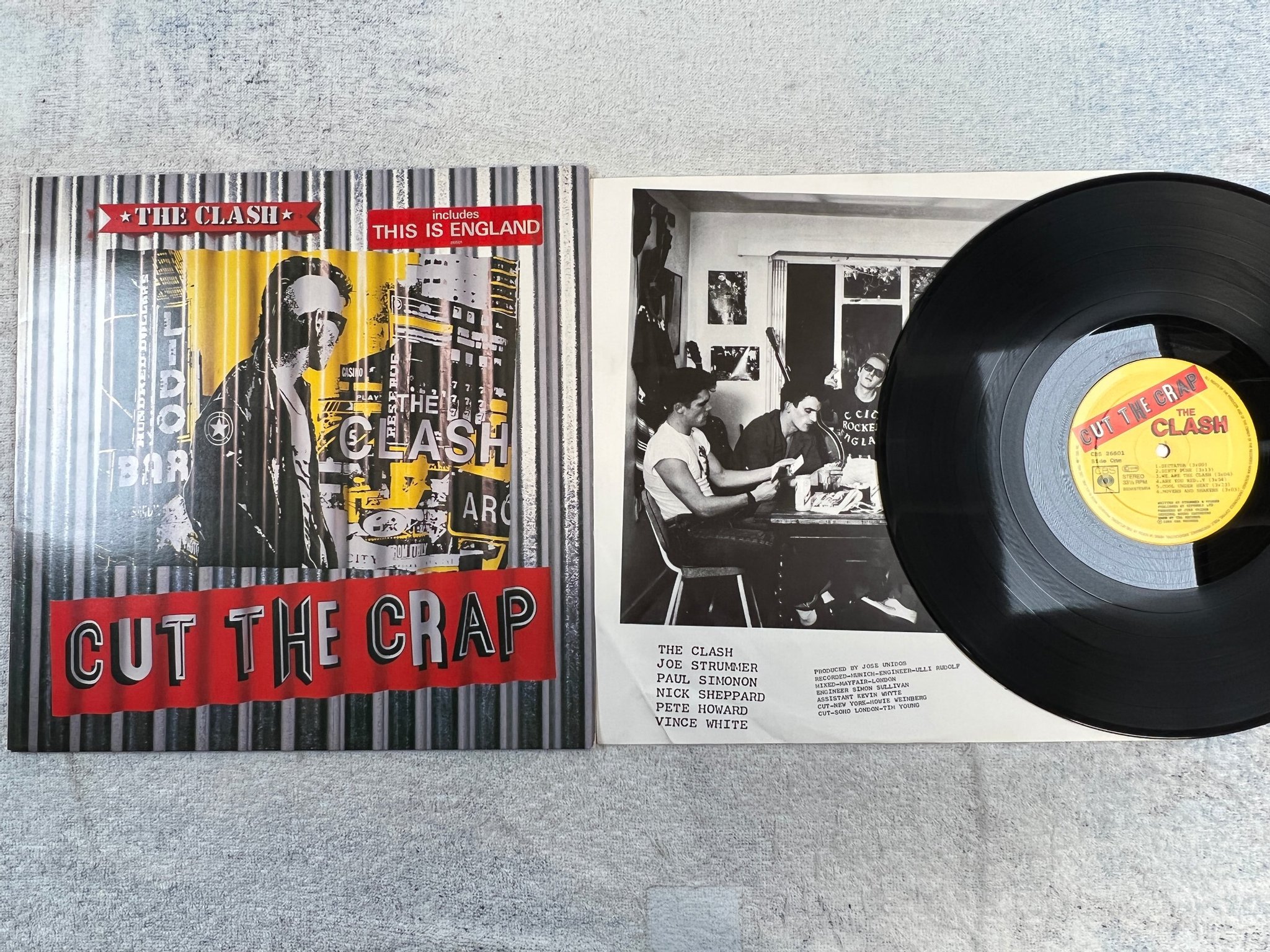 Omslagsbild för skivan THE CLASH cut the crap LP -85 Hol CBS 26601