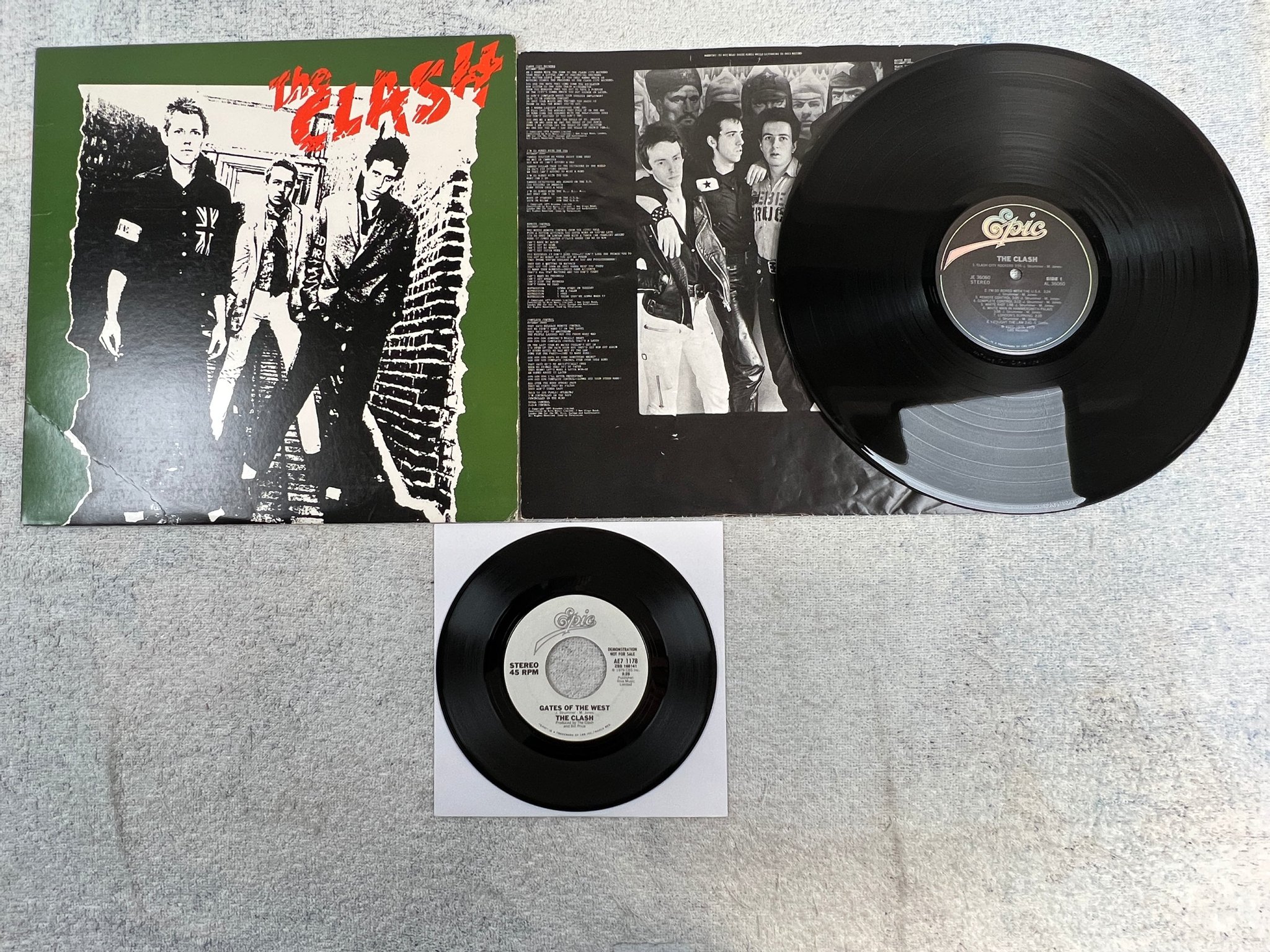 Omslagsbild för skivan THE CLASH s/t LP -79 US EPIC JE 36060 + demo 45 ** Yeah **
