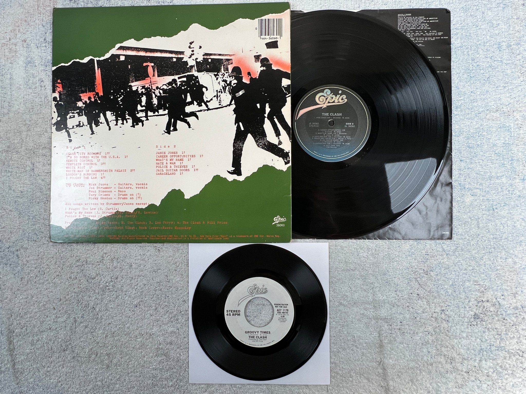 Omslagsbild för skivan THE CLASH s/t LP -79 US EPIC JE 36060 + demo 45 ** Yeah **
