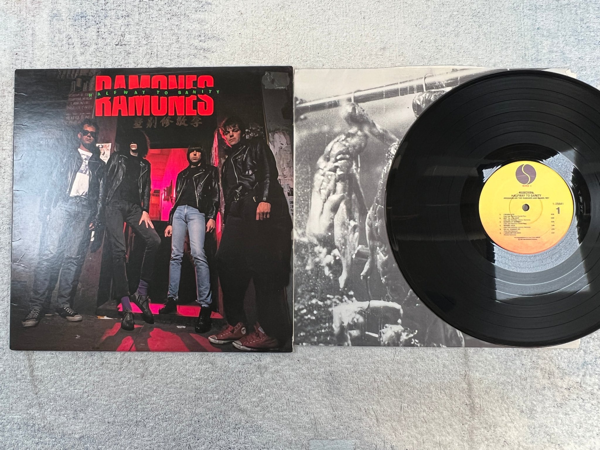 Omslagsbild för skivan RAMONES halfway to sanity LP -87 US SIRE 1-25641