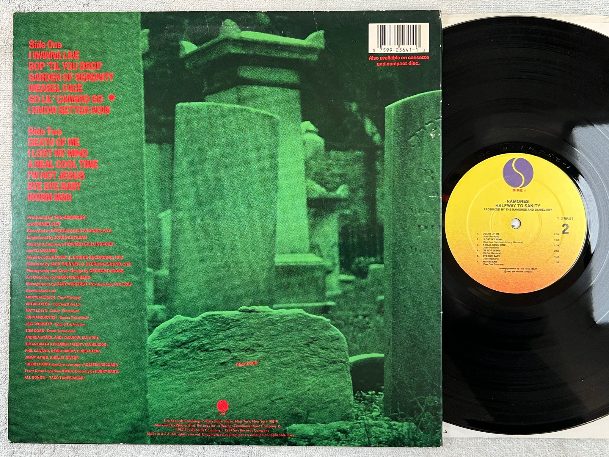 Omslagsbild för skivan RAMONES halfway to sanity LP -87 US SIRE 1-25641