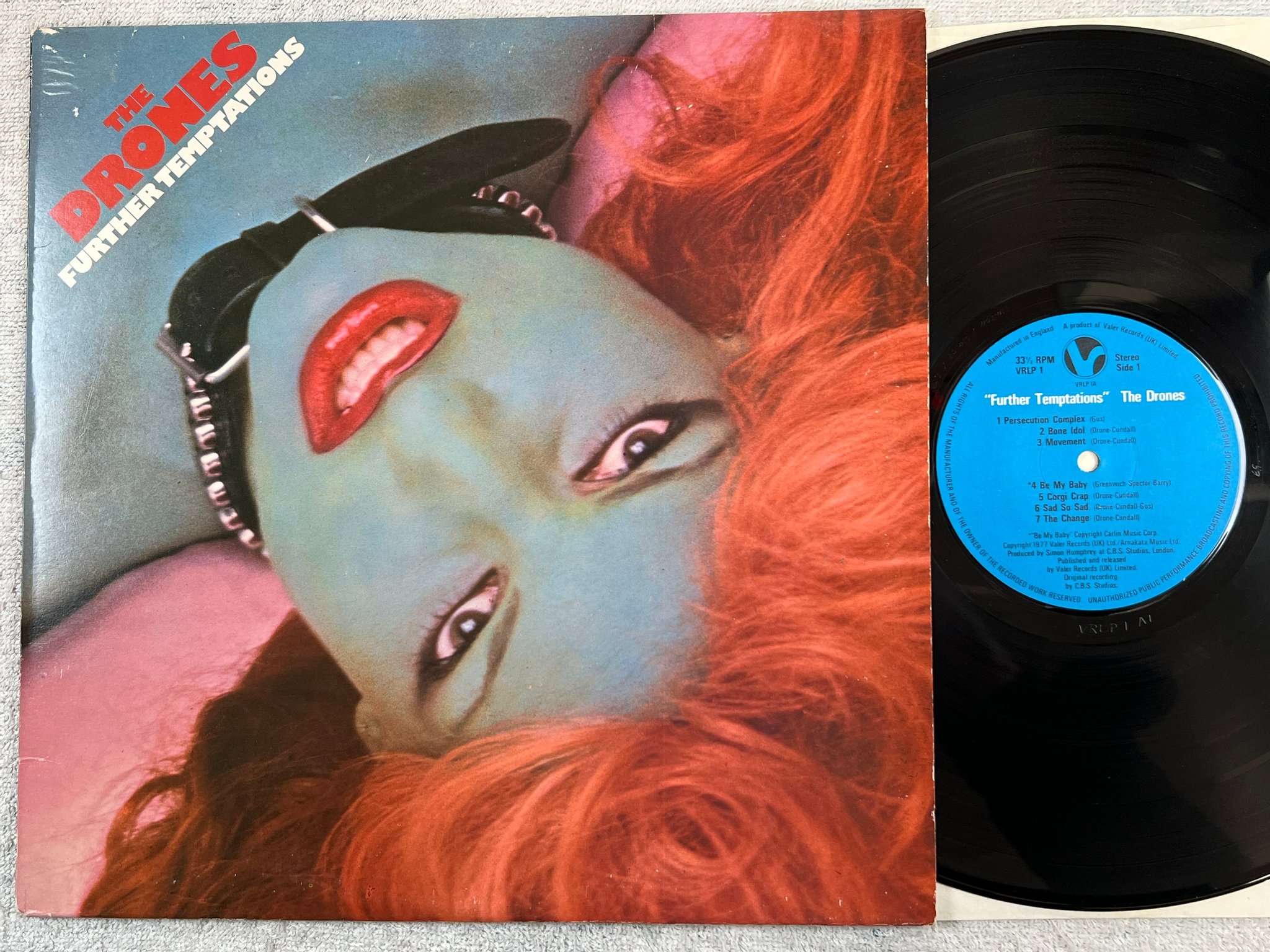 Omslagsbild för skivan THE DRONES further temptations LP -77 UK VALER VRLP1 punk