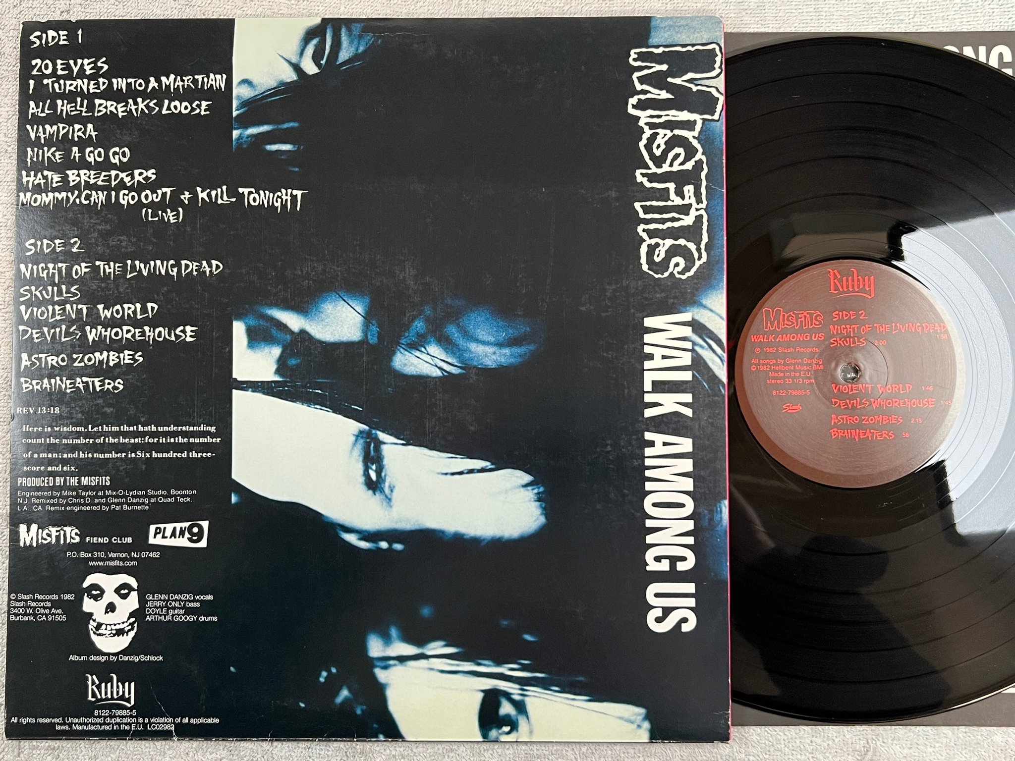 Omslagsbild för skivan MISFITS walk among us LP re 2009 EU 180G RUBY 8122-79885-5
