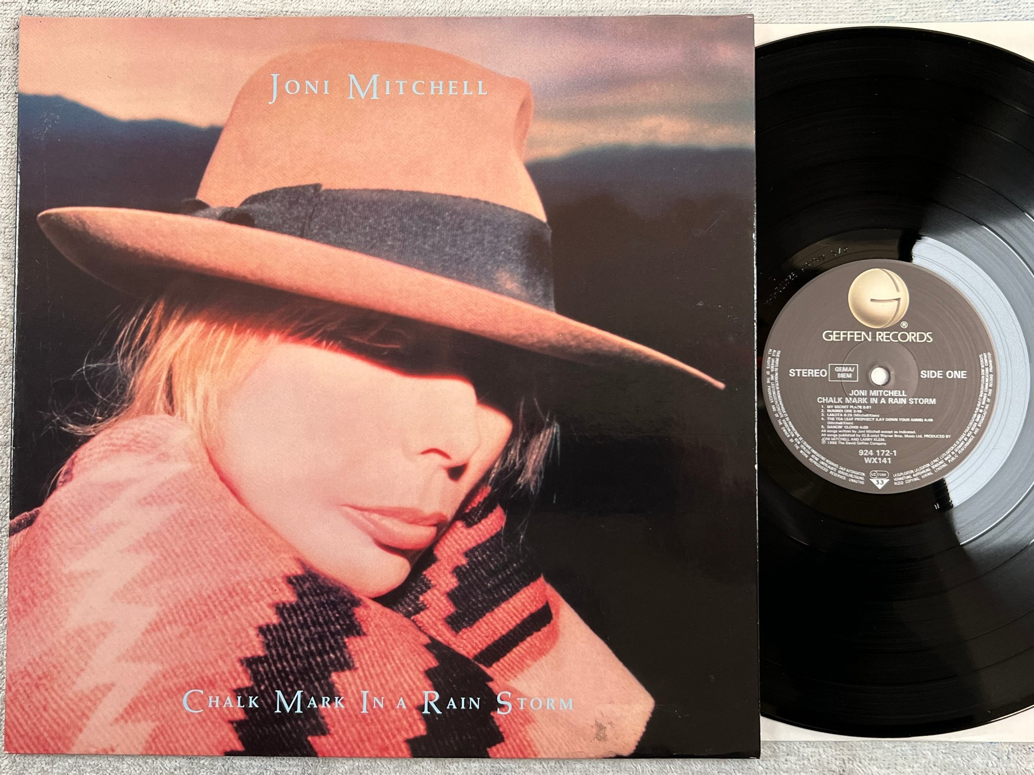Omslagsbild för skivan JONI MITCHELL chalk mark in a rain storm LP -88 Ger GEFFEN 924 172-1
