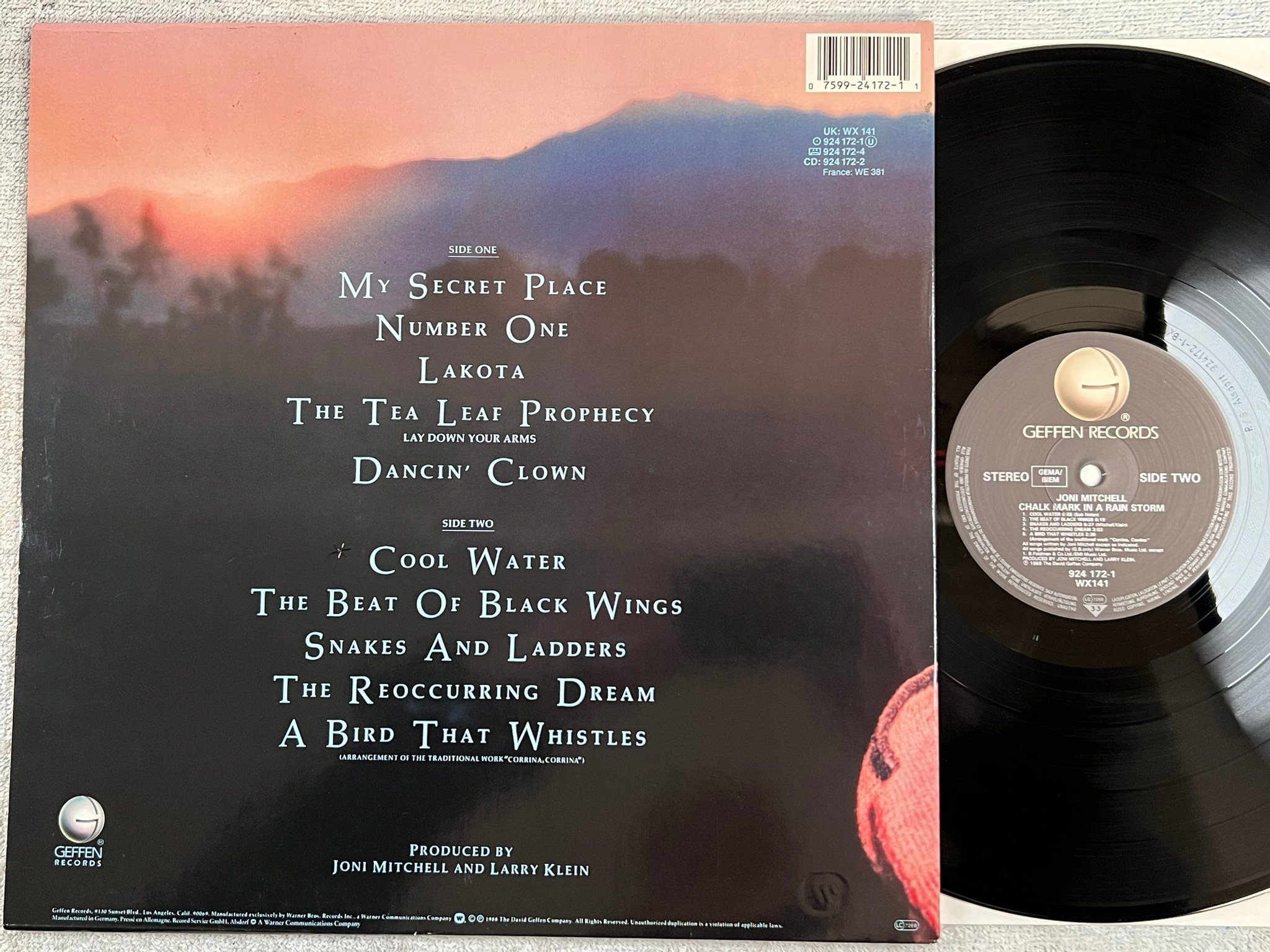 Omslagsbild för skivan JONI MITCHELL chalk mark in a rain storm LP -88 Ger GEFFEN 924 172-1