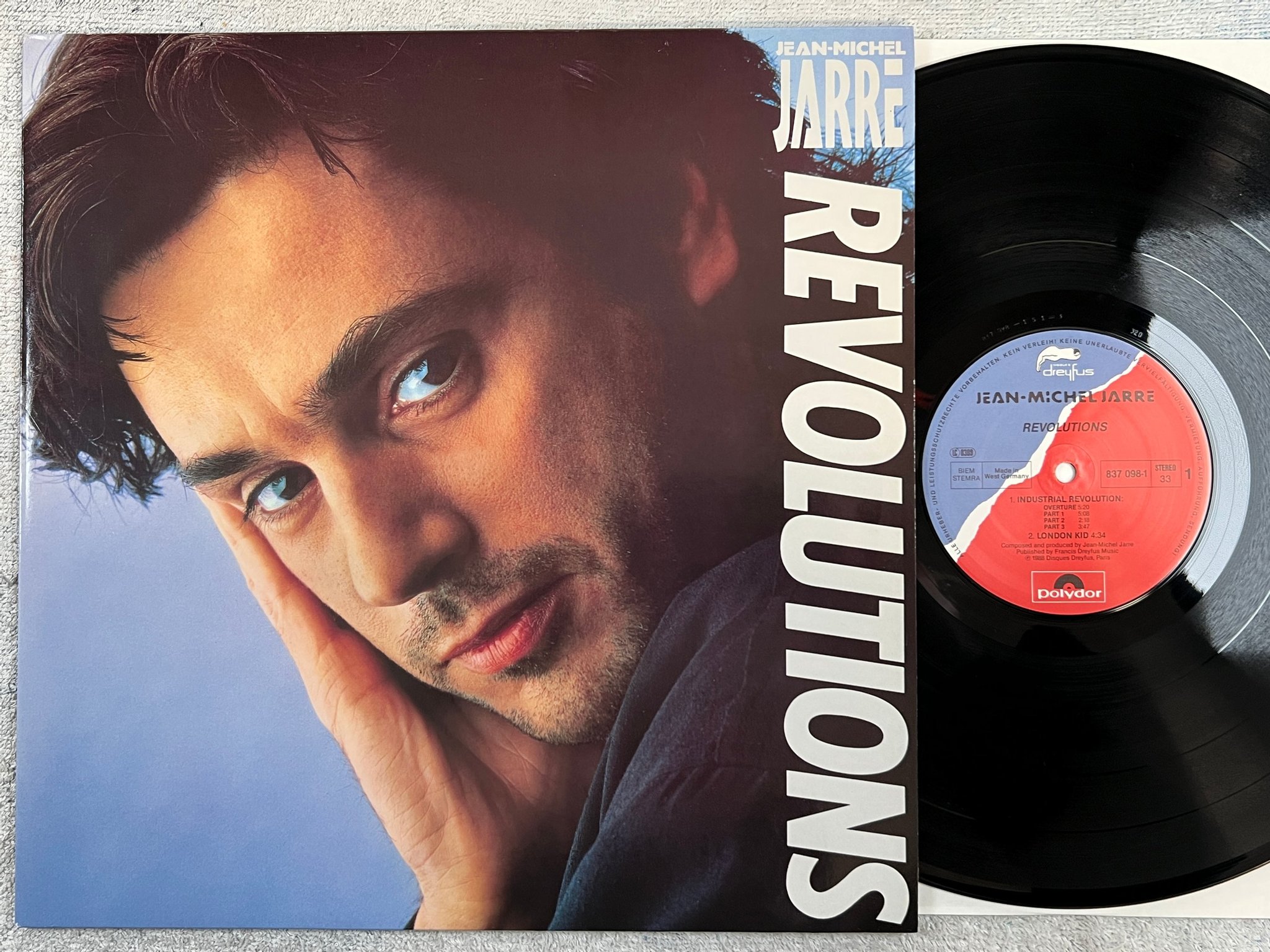 Omslagsbild för skivan JEAN-MICHEL JARRE revolutions LP -88 Ger POLYDOR 837 098-1