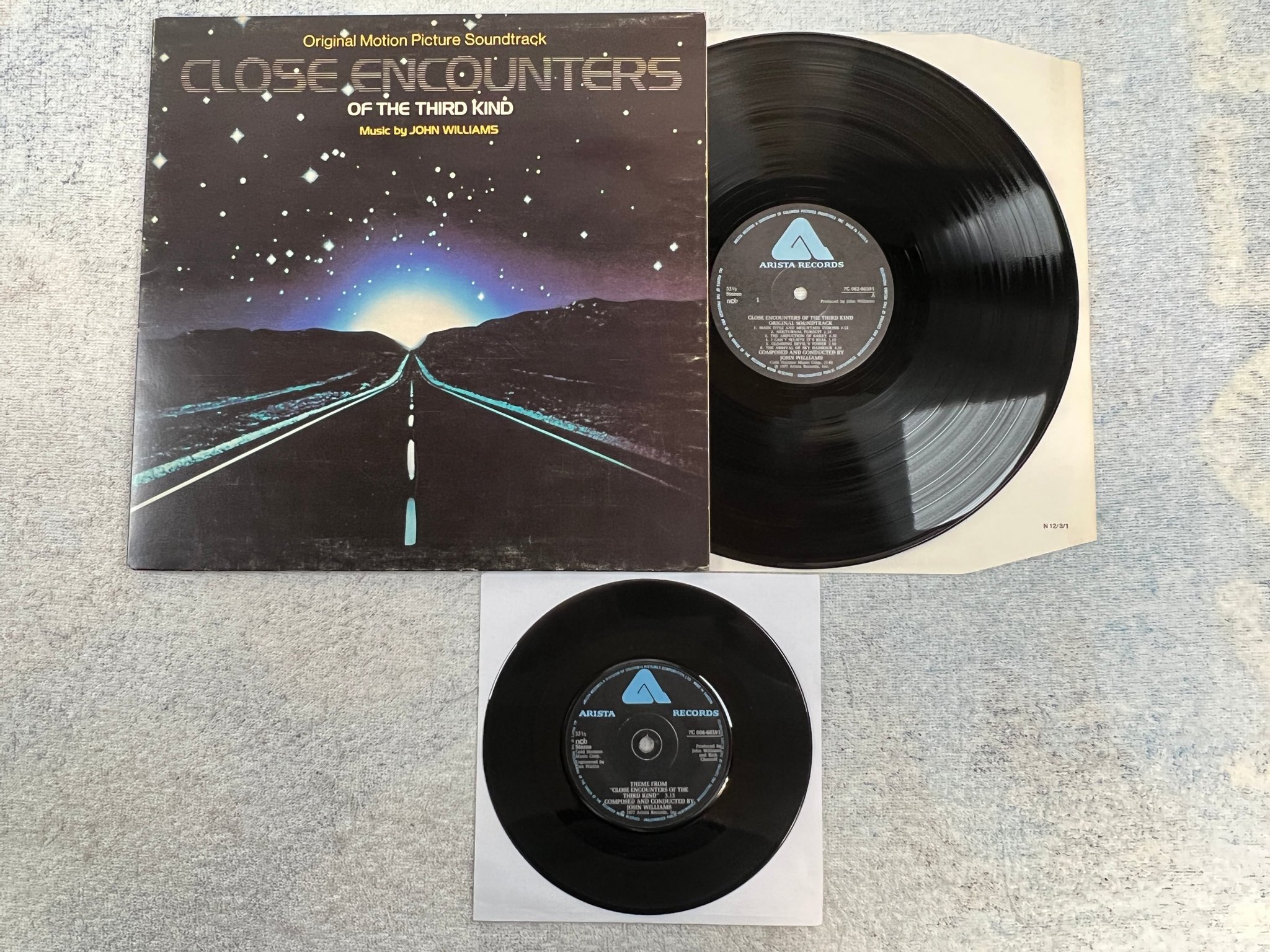 Omslagsbild för skivan CLOSE ENCOUNTERS OF THE THIRD KIND LP -77 ncb ARISTA 7C 062-60391