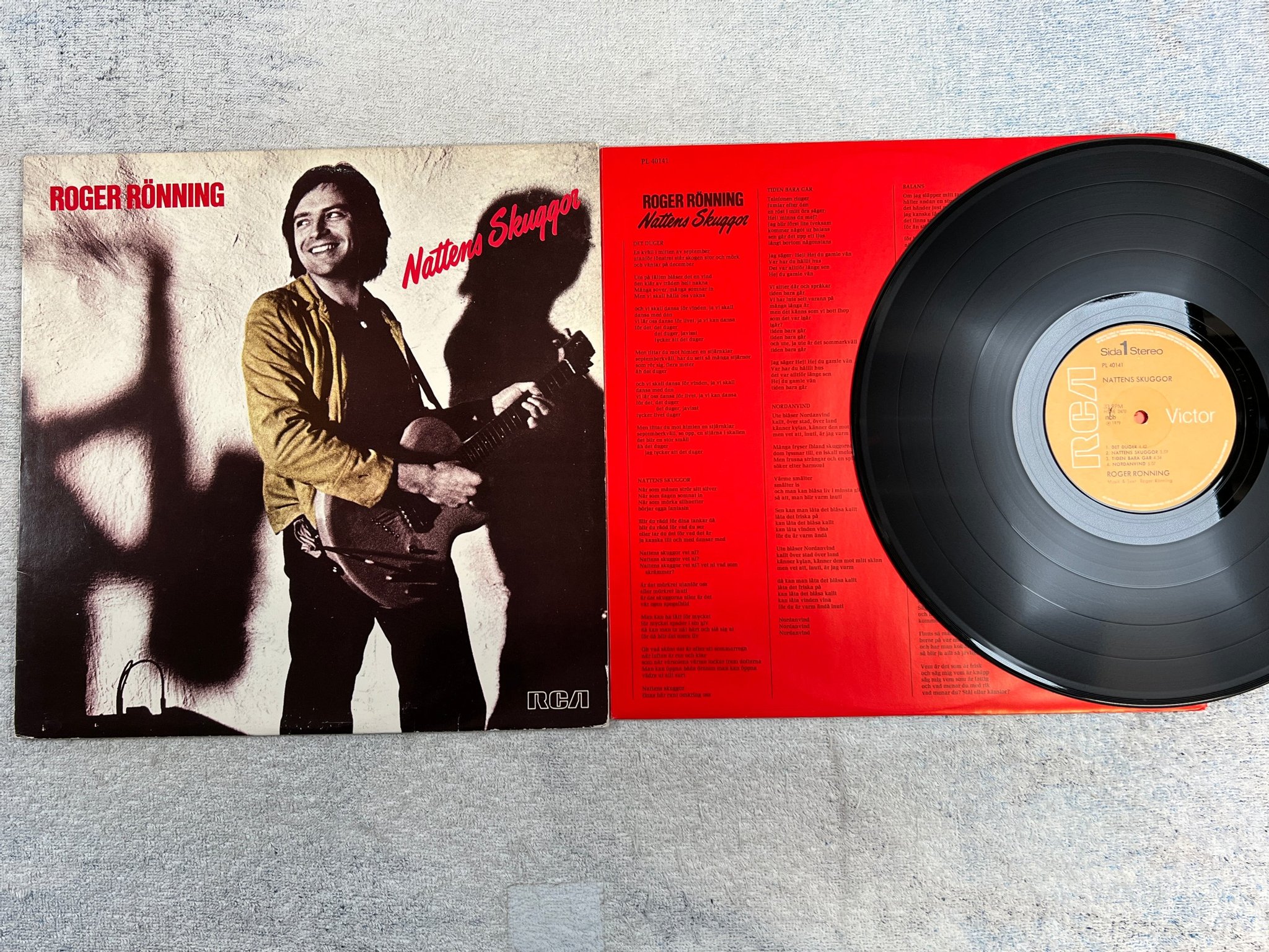 Omslagsbild för skivan ROGER RÖNNING nattens skuggor LP -79 RCA PL 40141 ** tiden bara går **