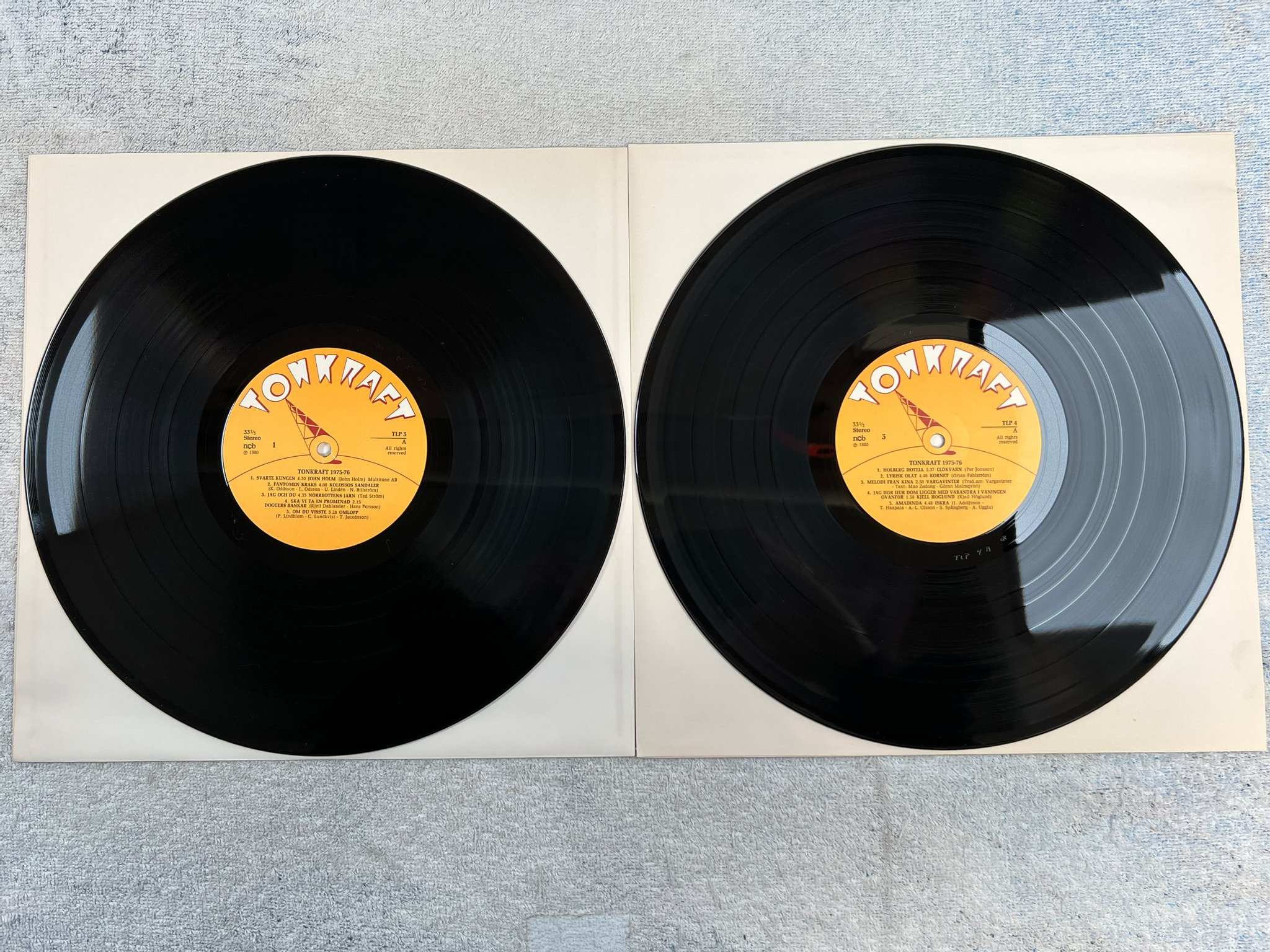 Omslagsbild för skivan V/A tonkraft 1975-76 2xLP -80 Kjell Höglund Fläsket Brinner Elda med Höns m.fl. 