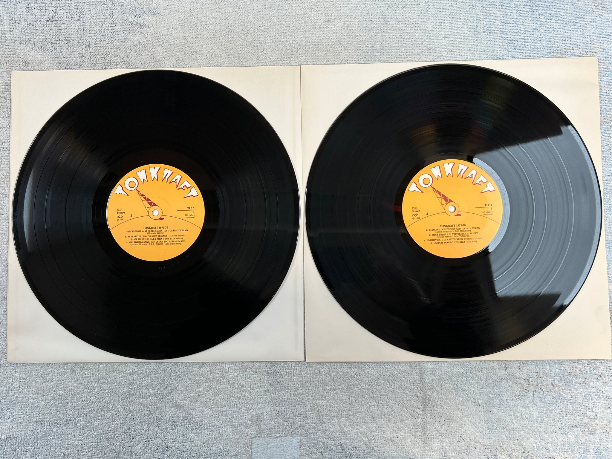 Omslagsbild för skivan V/A tonkraft 1975-76 2xLP -80 Kjell Höglund Fläsket Brinner Elda med Höns m.fl. 