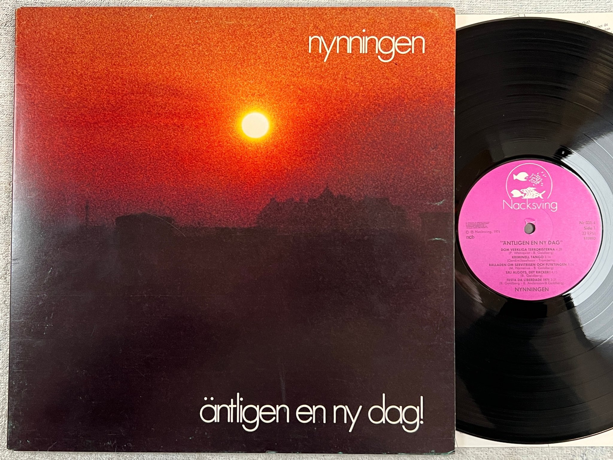 Omslagsbild för skivan NYNNINGEN äntligen en ny dag LP -76 Swe NACKSVING Nr 031-4