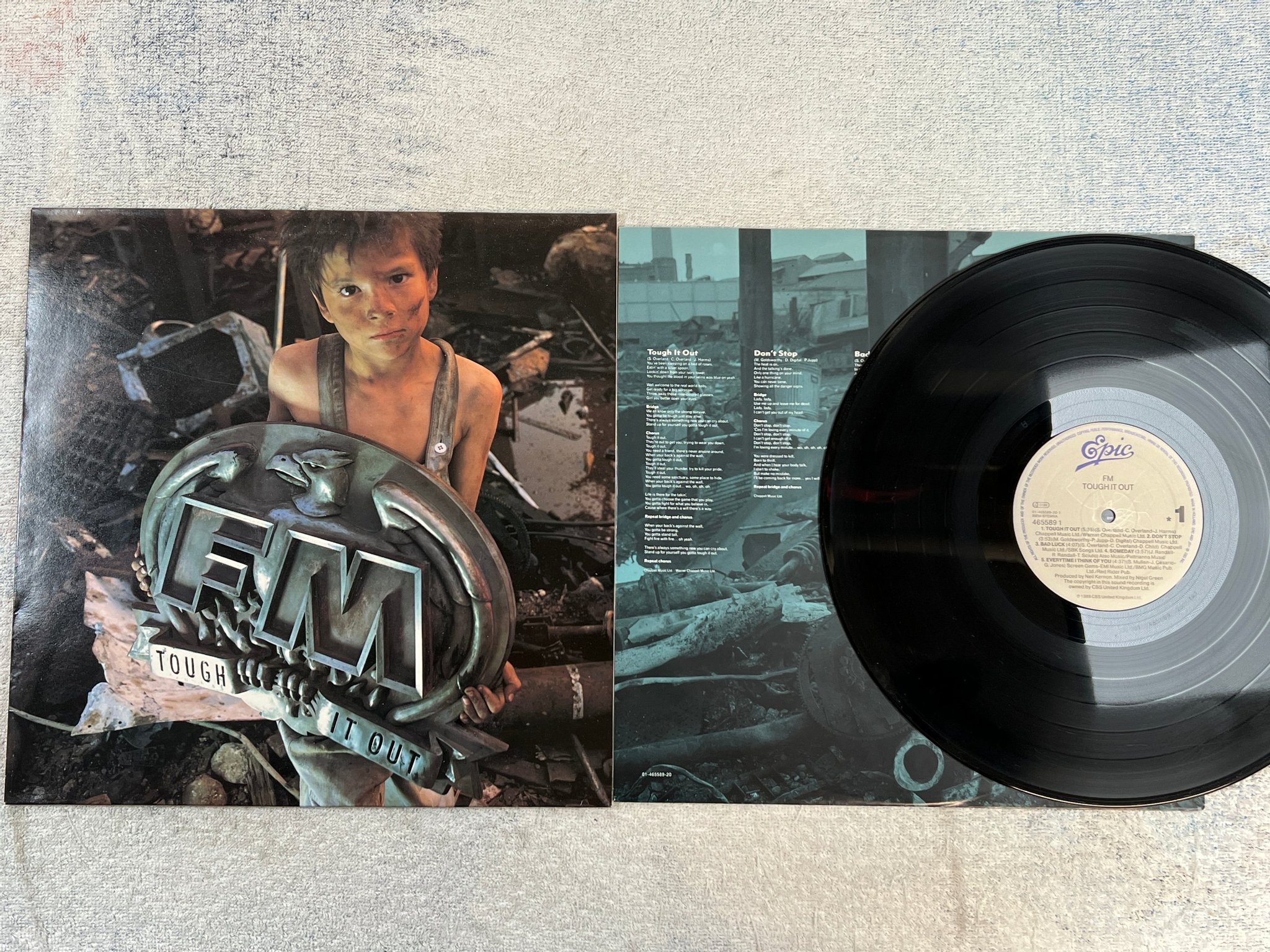 Omslagsbild för skivan FM Tough It Out LP -89 Hol EPIC 465589 1