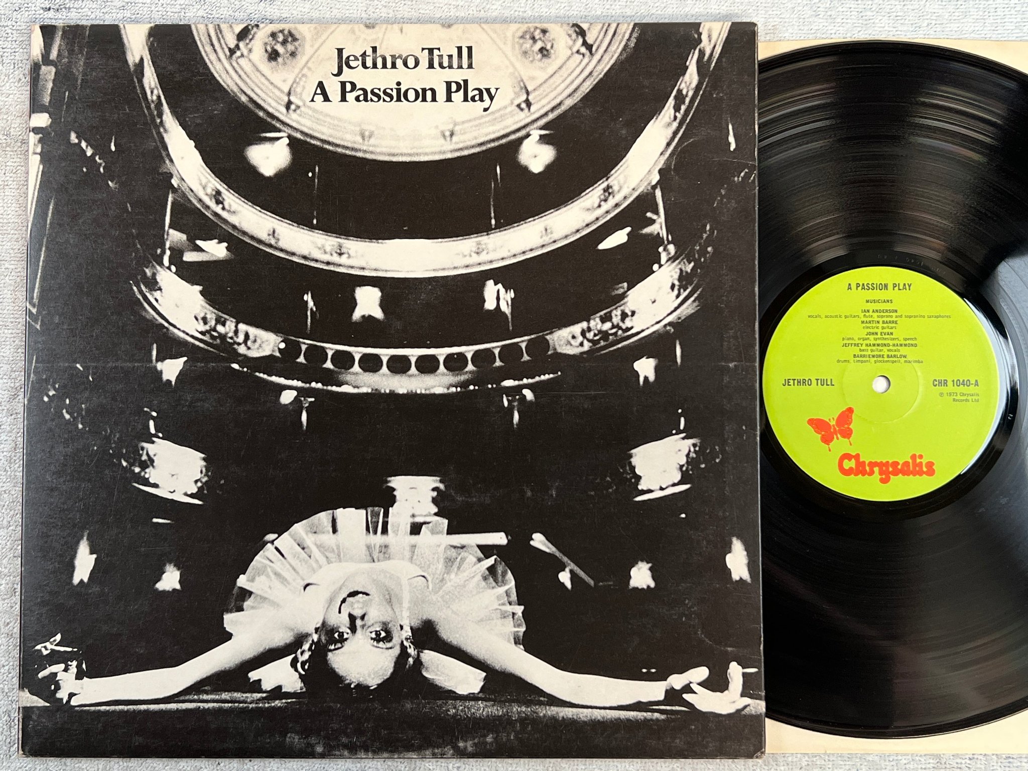 Omslagsbild för skivan JETHRO TULL a passion play LP -73  CHRYSALIS CHR 1040