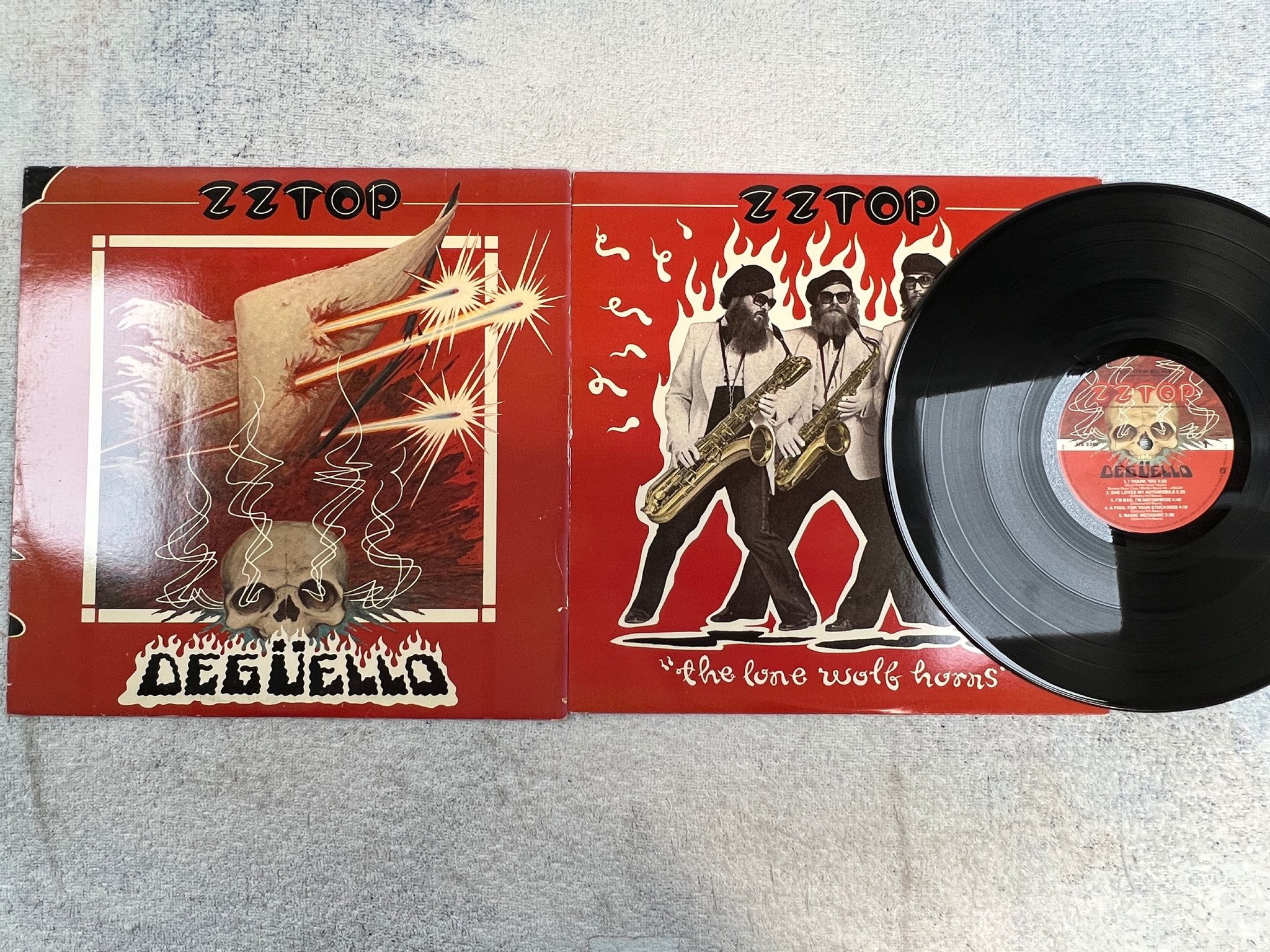 Omslagsbild för skivan ZZ TOP deguello LP -79 US  WARNER BROS HS 3361