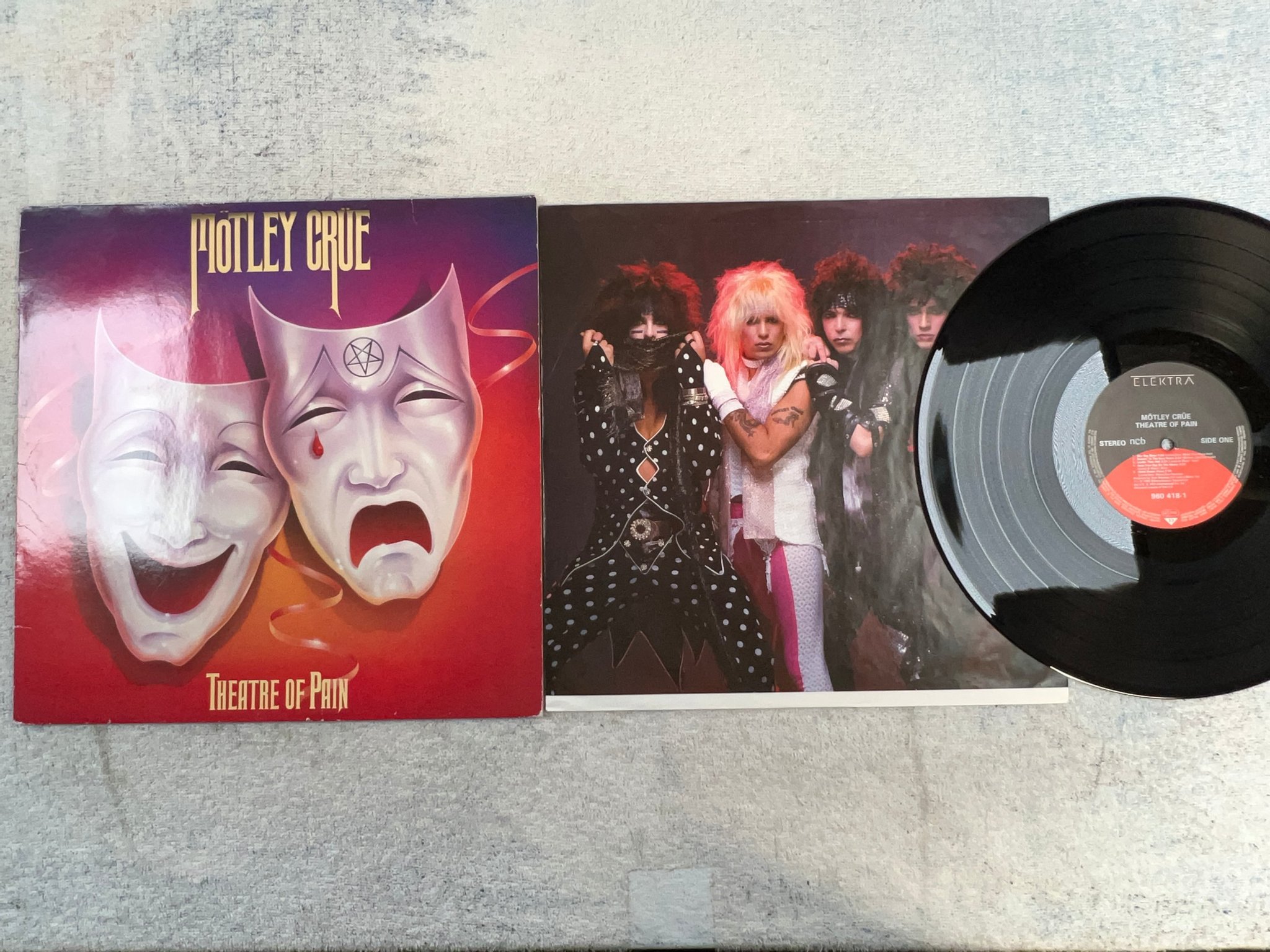 Omslagsbild för skivan MÖTLEY CRÜE theatre of pain LP -85 ncb ELEKTRA 960 418-1