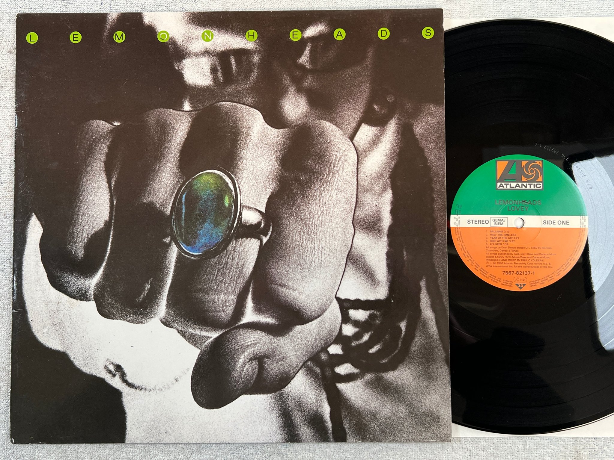 Omslagsbild för skivan LEMONHEADS lovey LP -90 Ger ATLANTIC 7567-82137-1 GRUNGE !!!