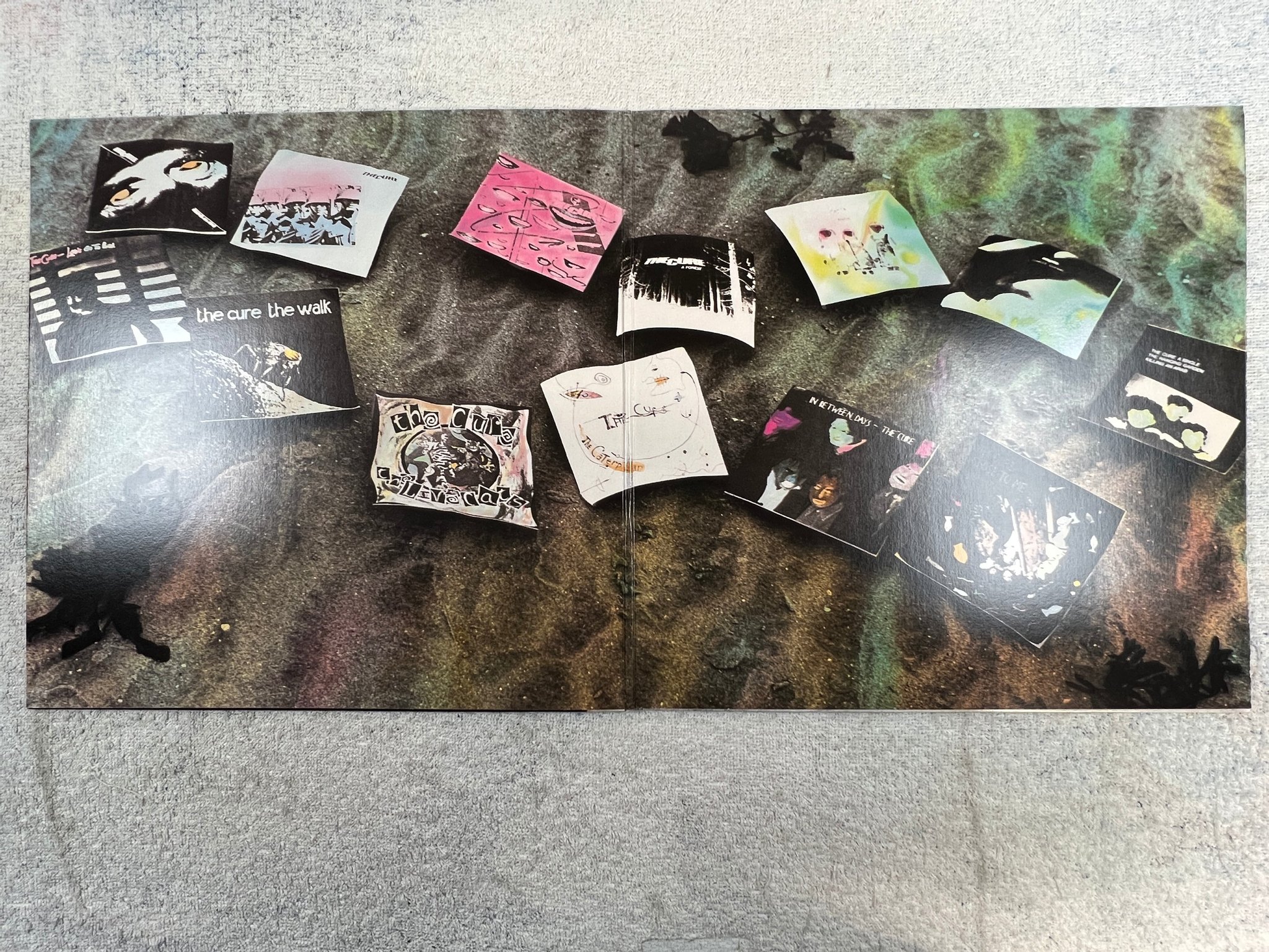 Omslagsbild för skivan THE CURE Standing On A Beach LP -86 Can ELEKTRA 96 04771