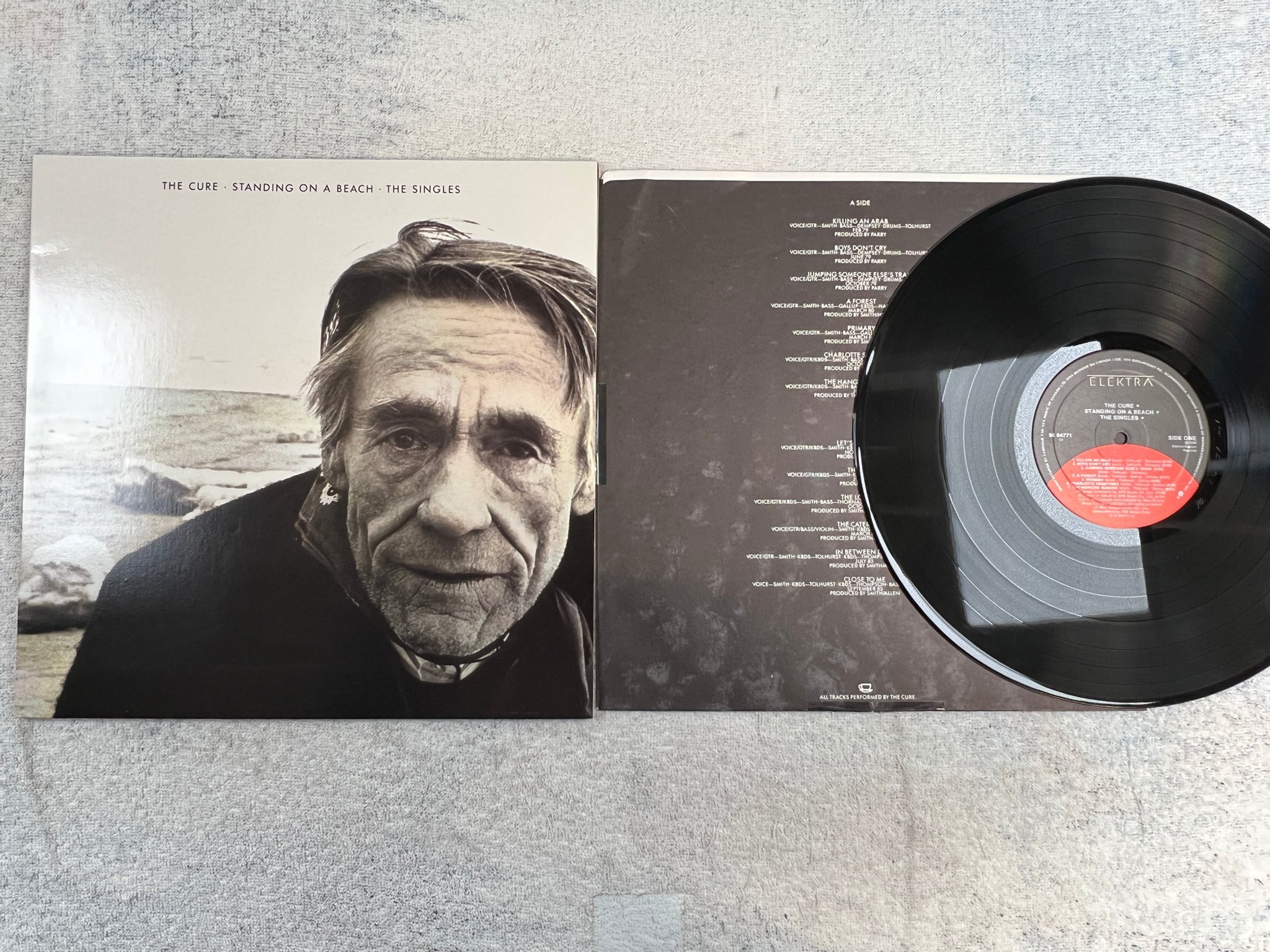 Omslagsbild för skivan THE CURE Standing On A Beach LP -86 Can ELEKTRA 96 04771