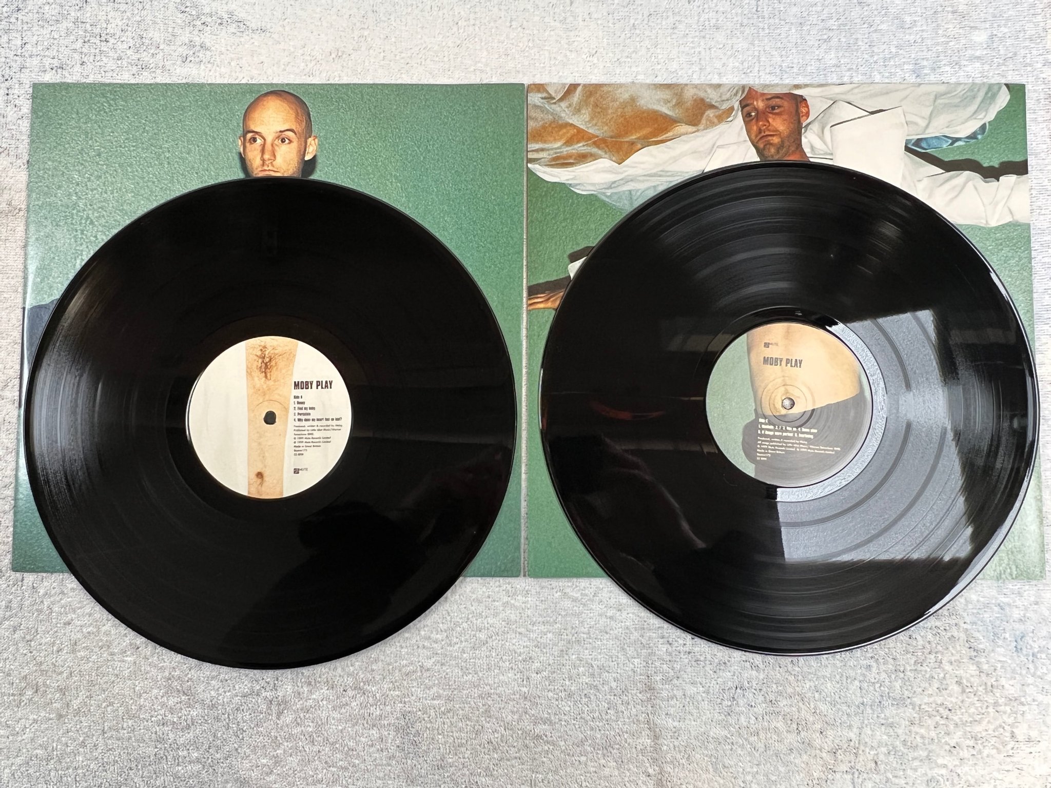 Omslagsbild för skivan MOBY play 2xLP -99 UK MUTE STUMM 172 ** Rare **