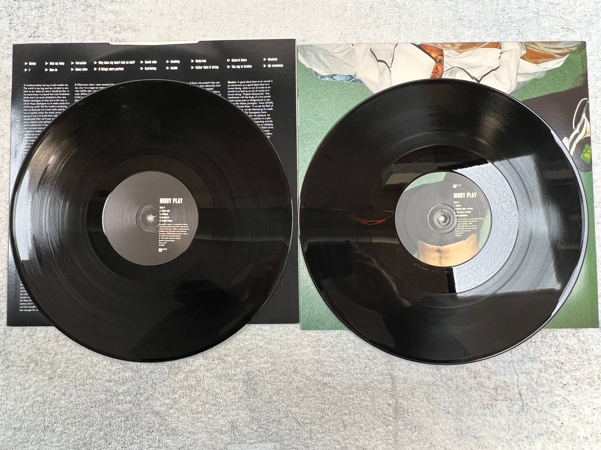 Omslagsbild för skivan MOBY play 2xLP -99 UK MUTE STUMM 172 ** Rare **