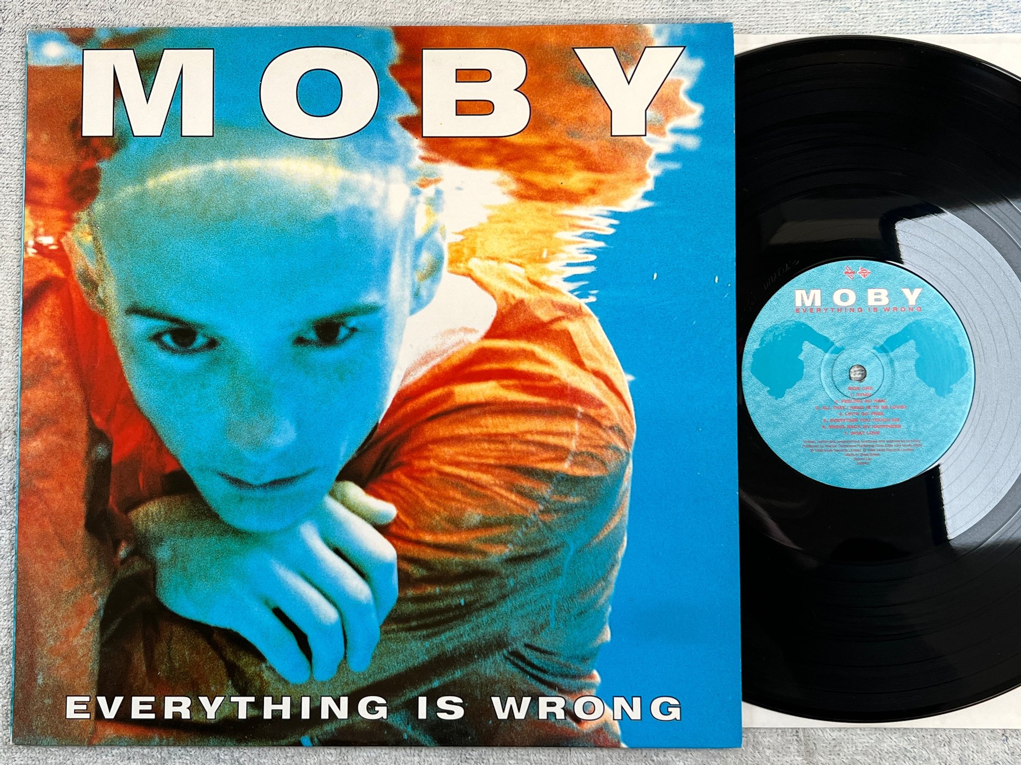 Omslagsbild för skivan MOBY Everything Is Wrong LP -95 UK mute stumm 130 electronic / house
