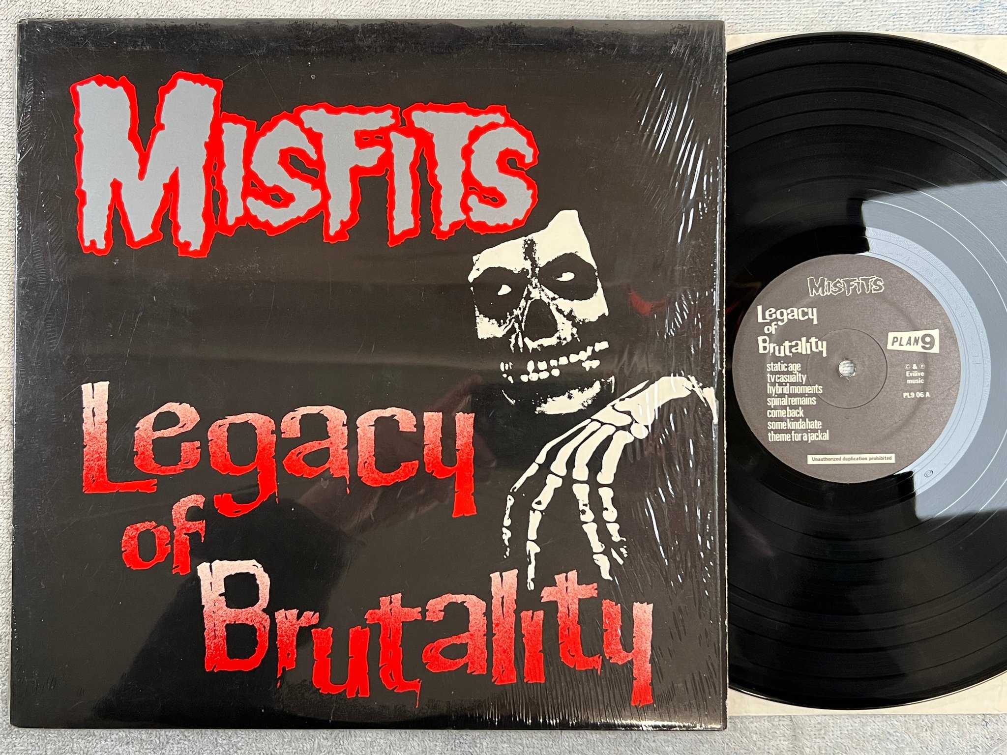 Omslagsbild för skivan MISFITS legacy of brutality LP re -89 US PLAN 9 PL9-06 punk