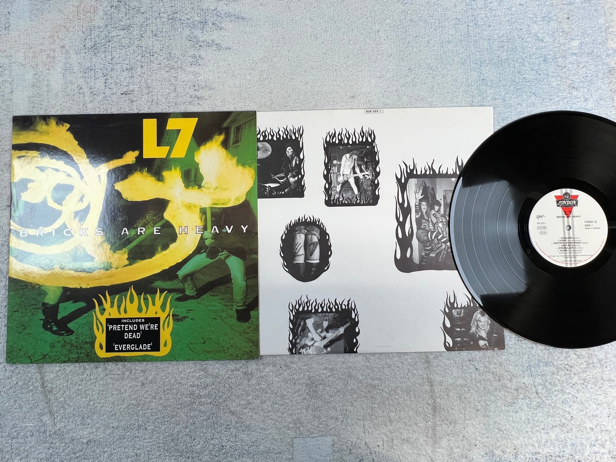 Omslagsbild för skivan L7 Bricks Are Heavy LP -92 london 828 307-1 grunge 