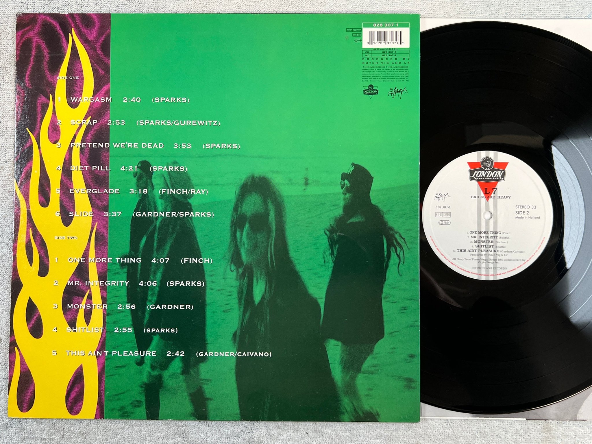 Omslagsbild för skivan L7 Bricks Are Heavy LP -92 london 828 307-1 grunge 