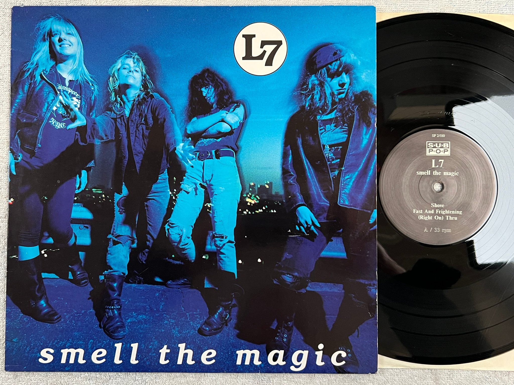 Omslagsbild för skivan L7 Smell The Magic 12"ep -90 Ger SUB POP SP 2/110