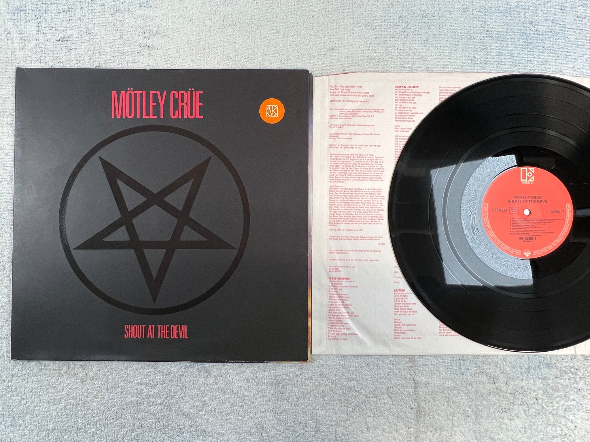 Omslagsbild för skivan MÖTLEY CRÜE Shout At The Devil LP re ELEKTRA 96 0289-1