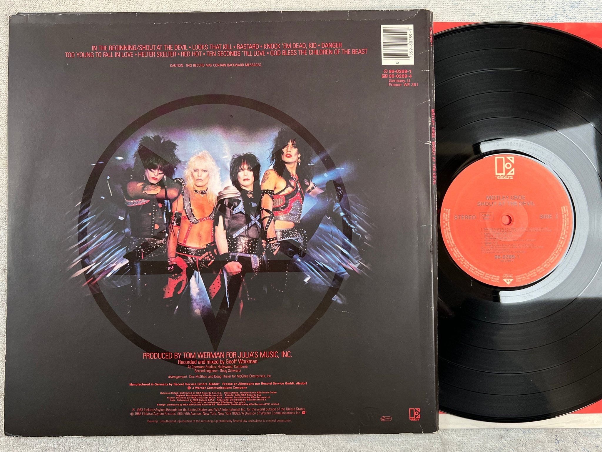 Omslagsbild för skivan MÖTLEY CRÜE Shout At The Devil LP re ELEKTRA 96 0289-1