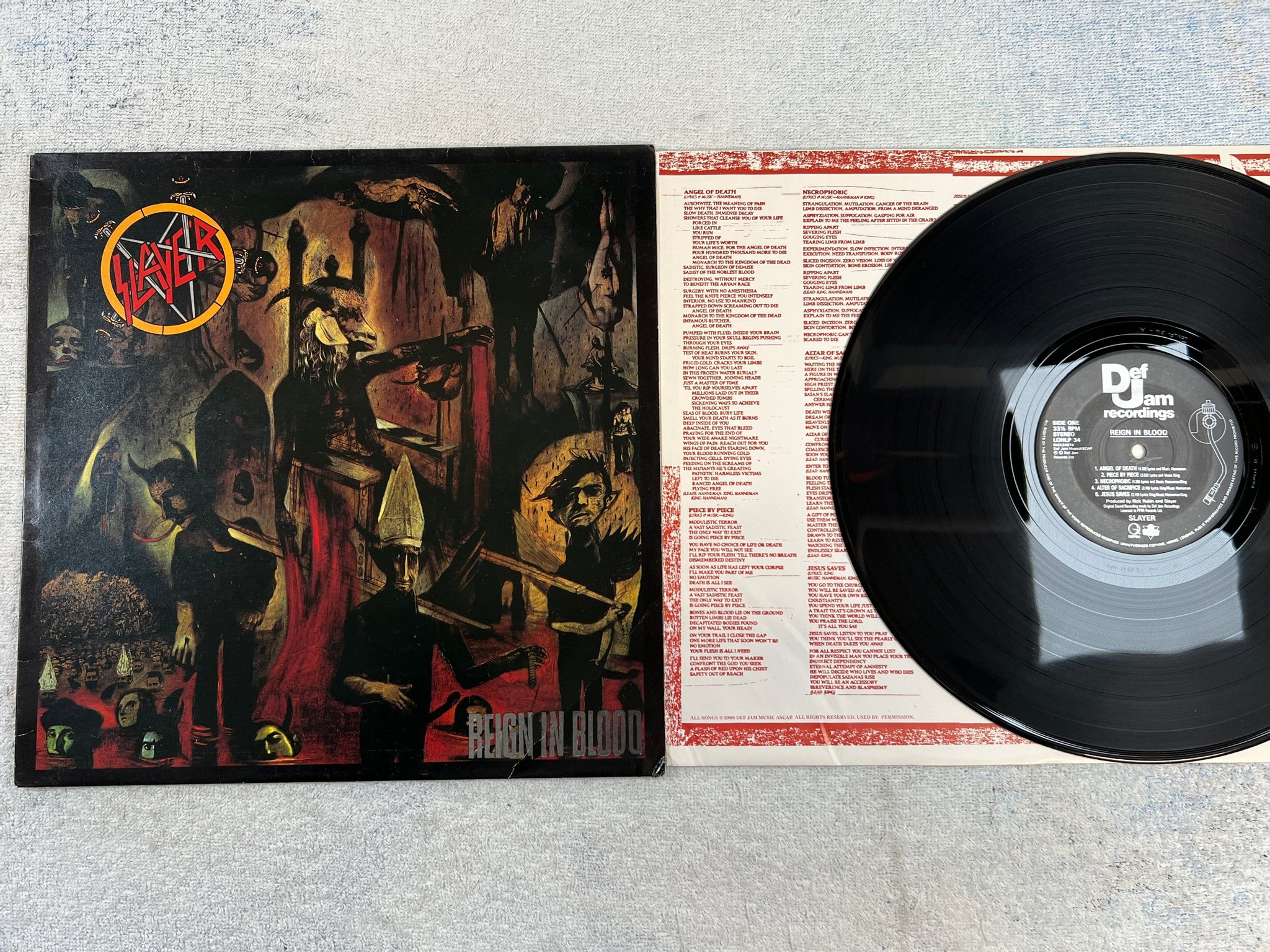 Omslagsbild för skivan SLAYER reign in blood LP -86 UK DEF JAM LONLP 34 trash  