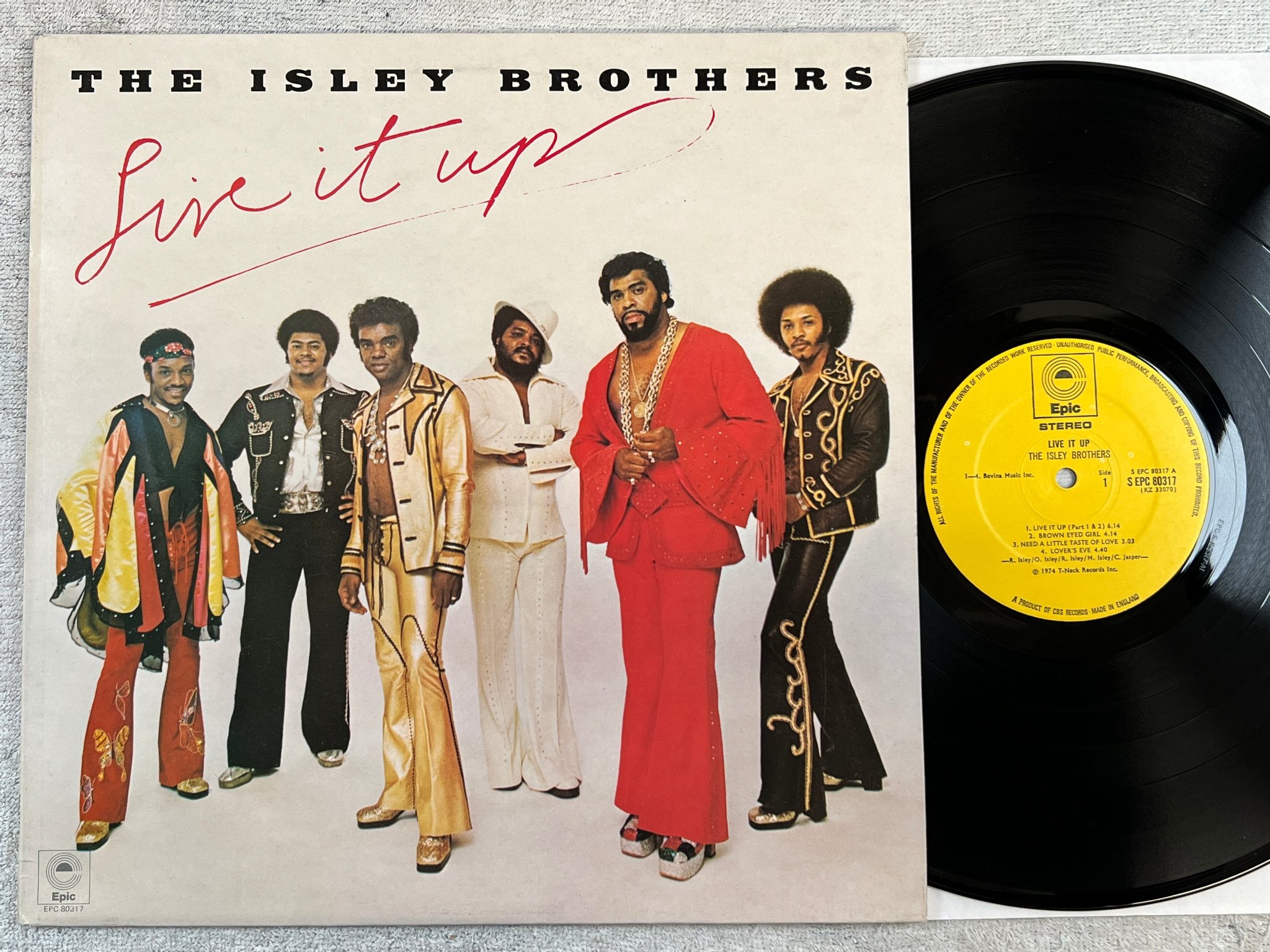 Omslagsbild för skivan THE ISLEY BROTHERS live it up  LP -74 UK EPIC S EPC 80317