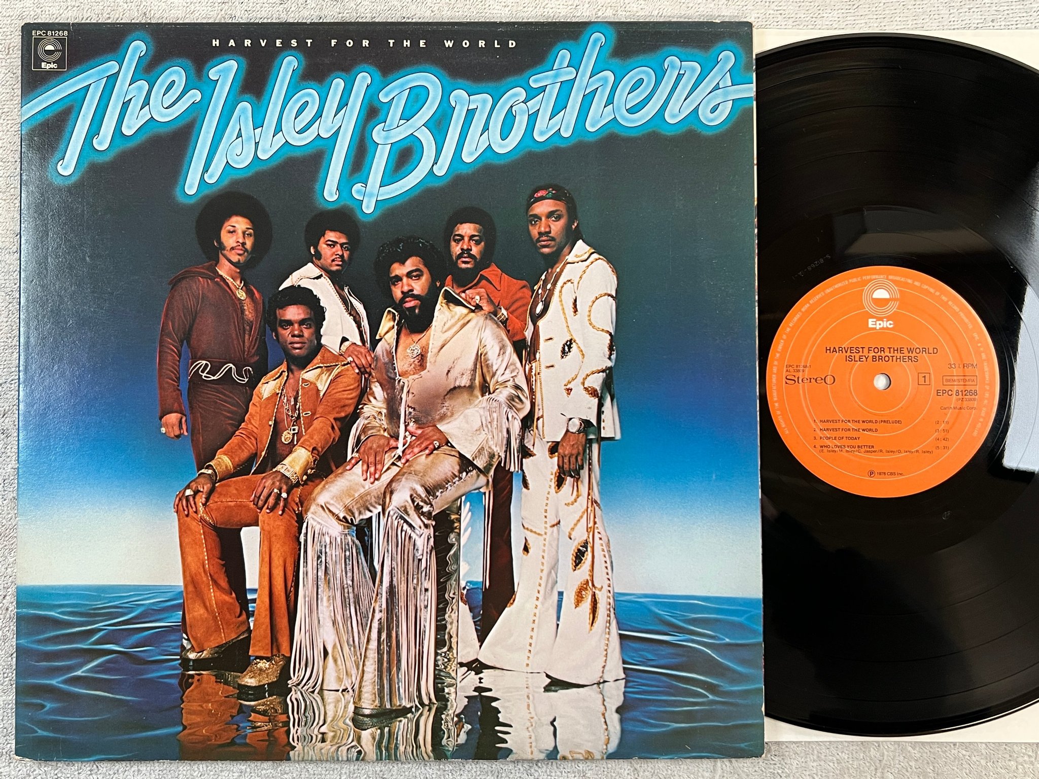 Omslagsbild för skivan THE ISLEY BROTHERS harvest for the world LP -76 Hol EPIC EPC 81268