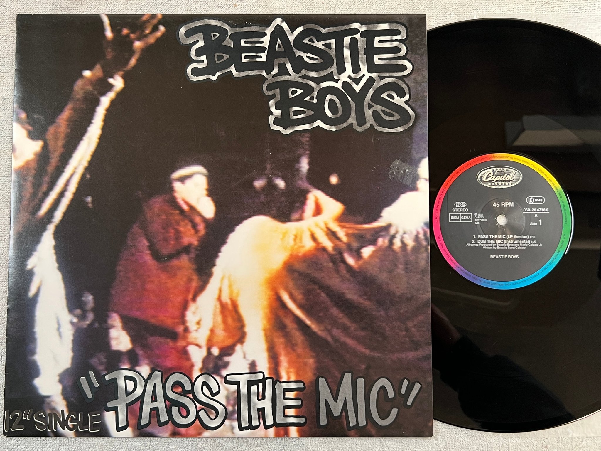 Omslagsbild för skivan BEASTIE BOYS pass the mic 12"single -92 EUR 060-20 4738 6