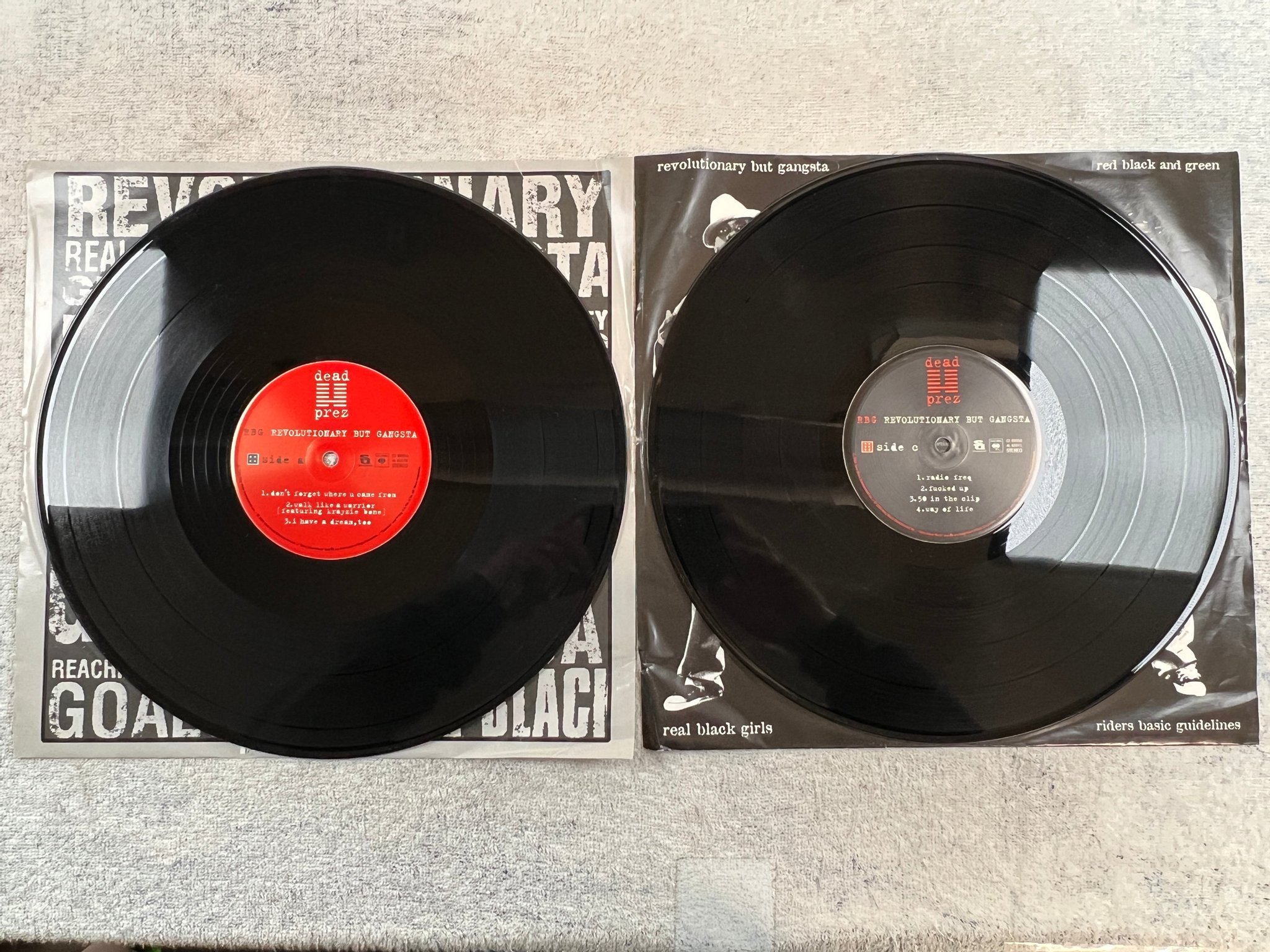 Omslagsbild för skivan DEAD PREZ revoloutionary but gangsta 2xLP 2004 US SONY C2 89050