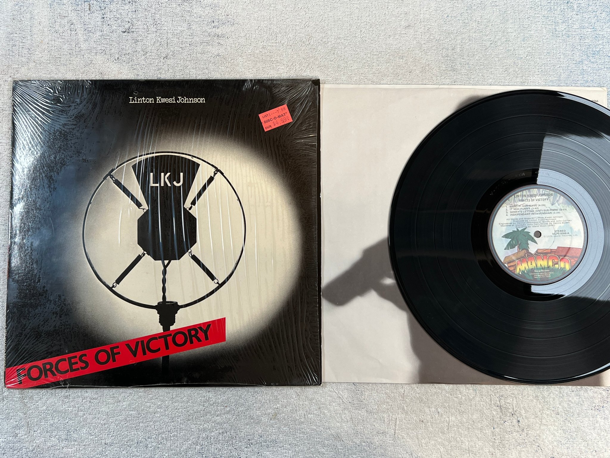 Omslagsbild för skivan LINTON KWESI JOHNSON forces of victory LP -79 US MANGO MLPS-9566