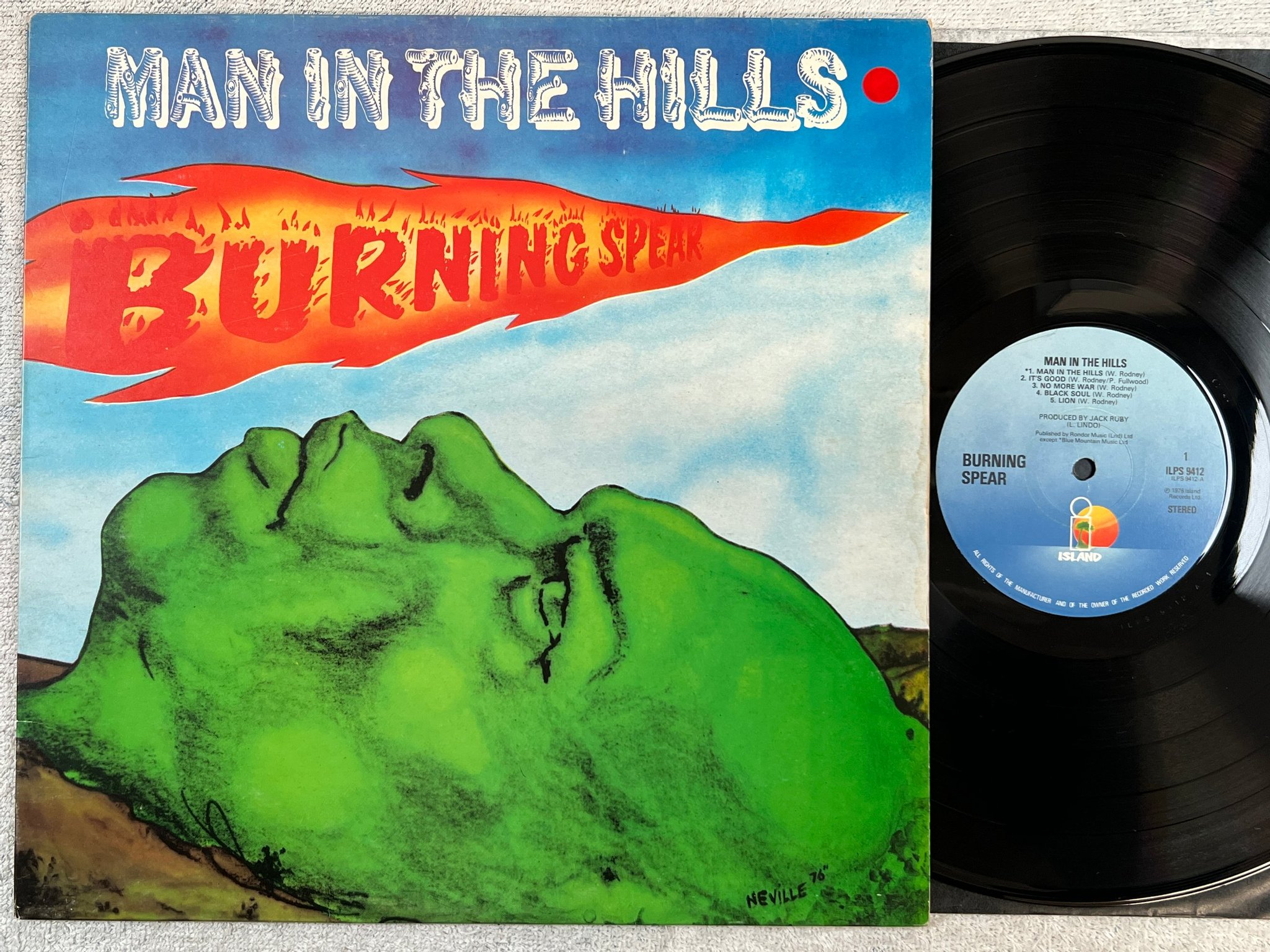 Omslagsbild för skivan BURNING SPEAR man in the hills LP -76 UK ISLAND ILPS 9412