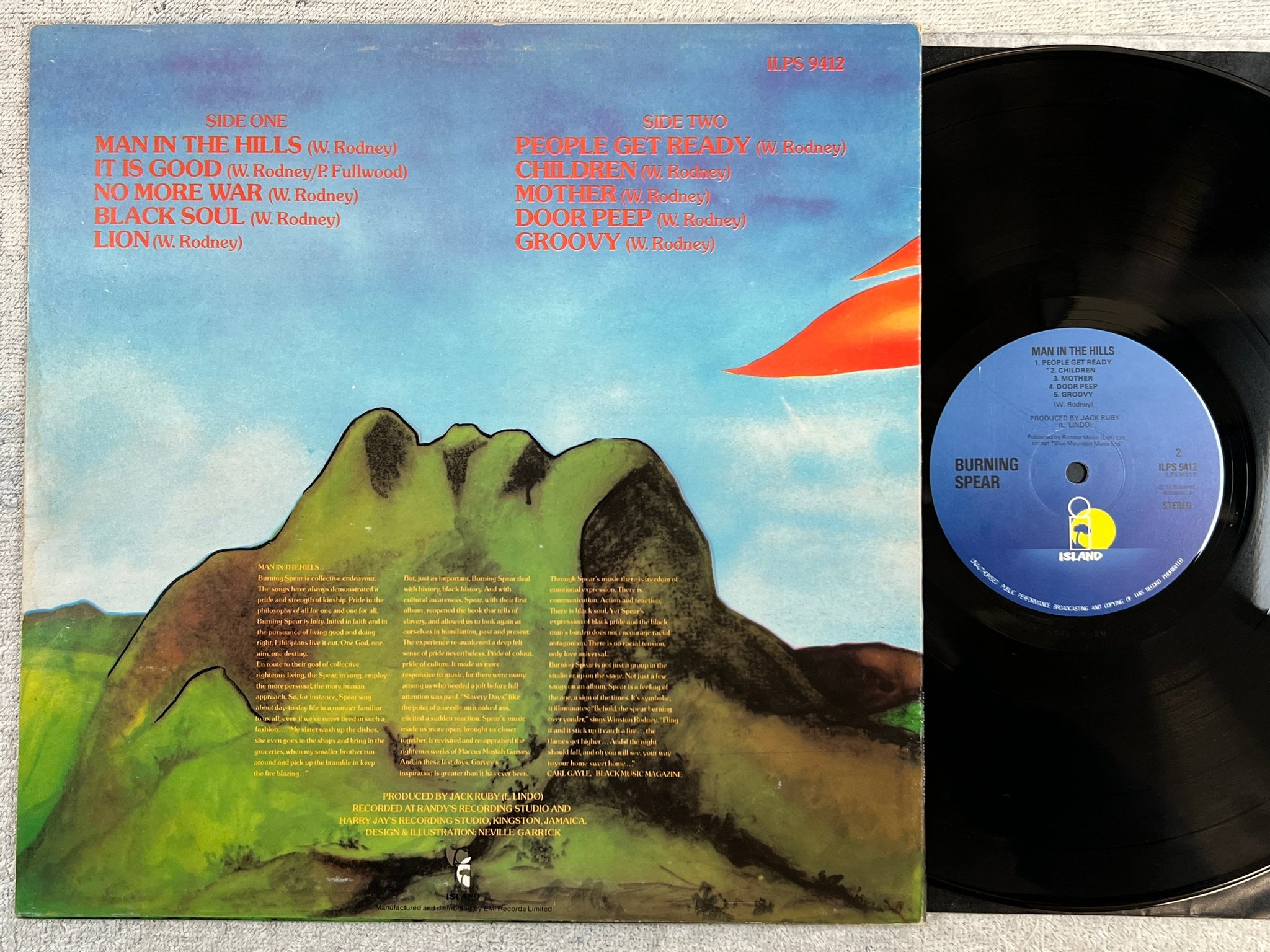 Omslagsbild för skivan BURNING SPEAR man in the hills LP -76 UK ISLAND ILPS 9412