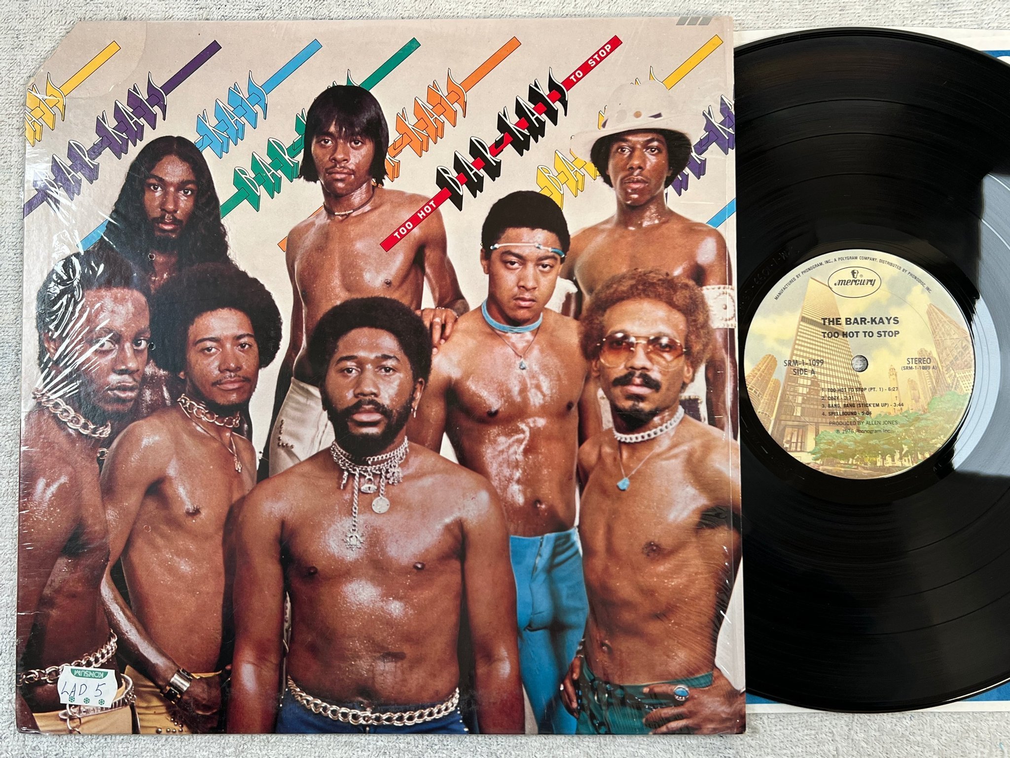 Omslagsbild för skivan THE BAR-KAYS too hot to stop LP -76 US MERCURY SRM-1-1099