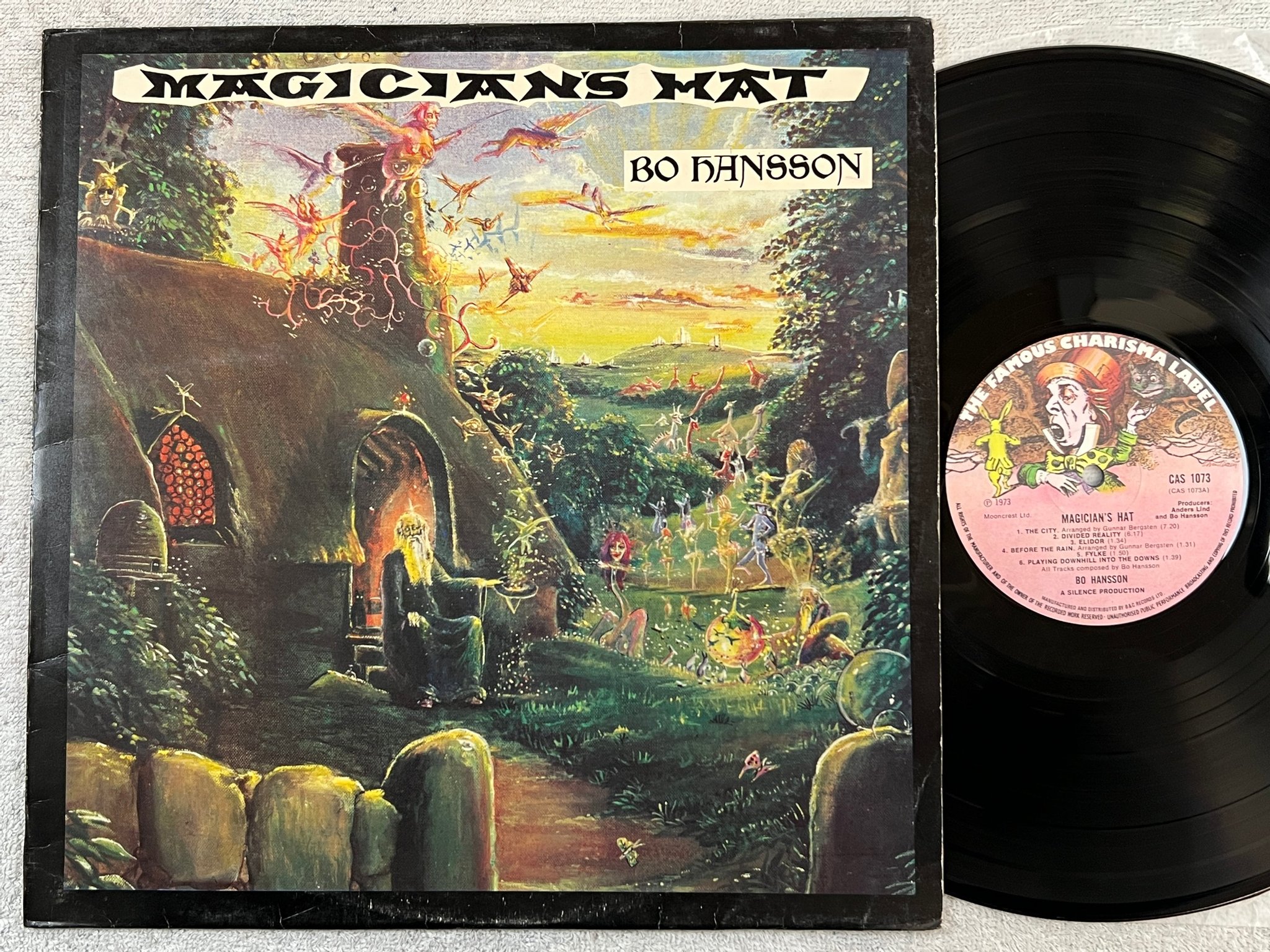 Omslagsbild för skivan BO HANSSON magician's hat LP -73 UK FAMOUS CHARISMA CAS 1073