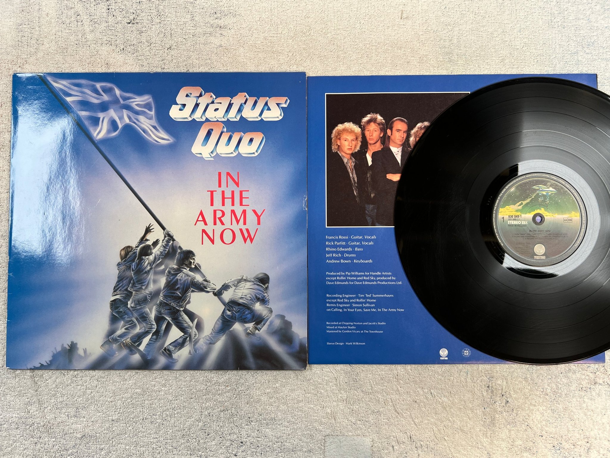 Omslagsbild för skivan STATUS QUO in the army now LP -86 Hol VERTIGO 830 049-1