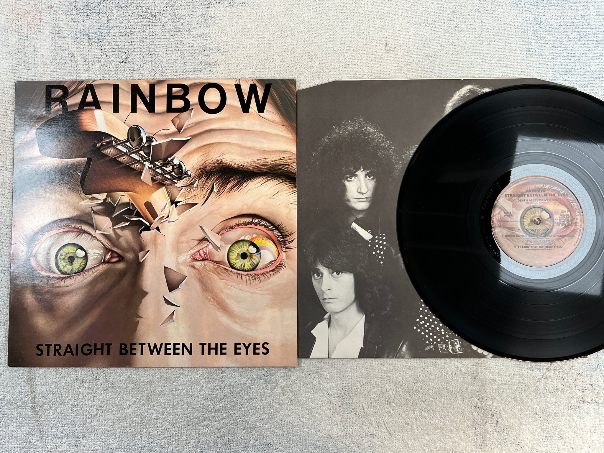 Omslagsbild för skivan RAINBOW straight between the eyes LP -82 POLYDOR 2391 542