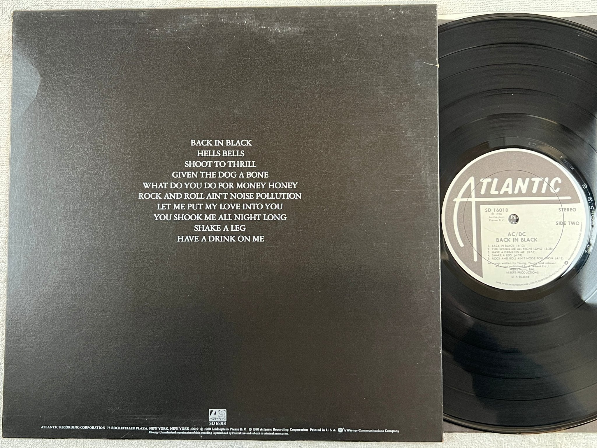 Omslagsbild för skivan AC/DC back in black LP -80 US ATLANTIC SD 16018 "masterdisk"
